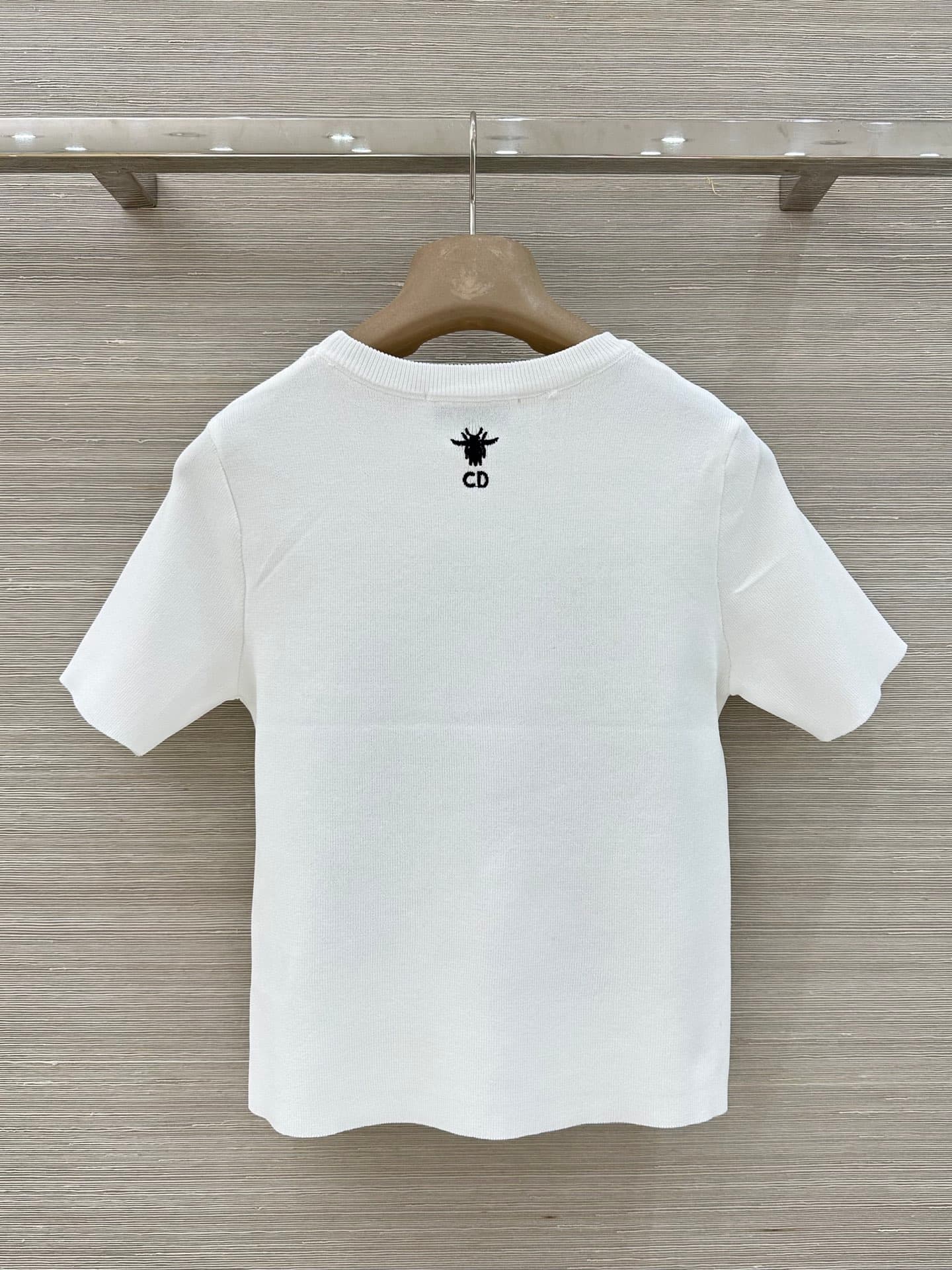 C18545 High-demand product recommendation ⤴️ MissD fashion outfit, 26 spring/summer new collection! City-specific collection, heavy-duty embroidery on knit short sleeves! Iru’s 3D embroidery technique. White ultra-soft classic style that accentuates figur — image 8
