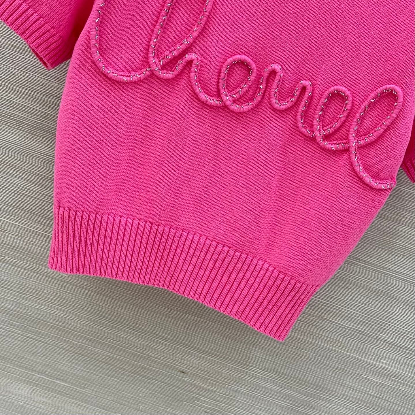 C18539 Exclusive release ❤️ High-quality original items ❤️ Cha*25 spring/summer new collection! The most popular item of this season! Short-sleeved top with 3D logo using crochet technique! The original custom Swiss knitted thread logo adds a luxurious an — image 6
