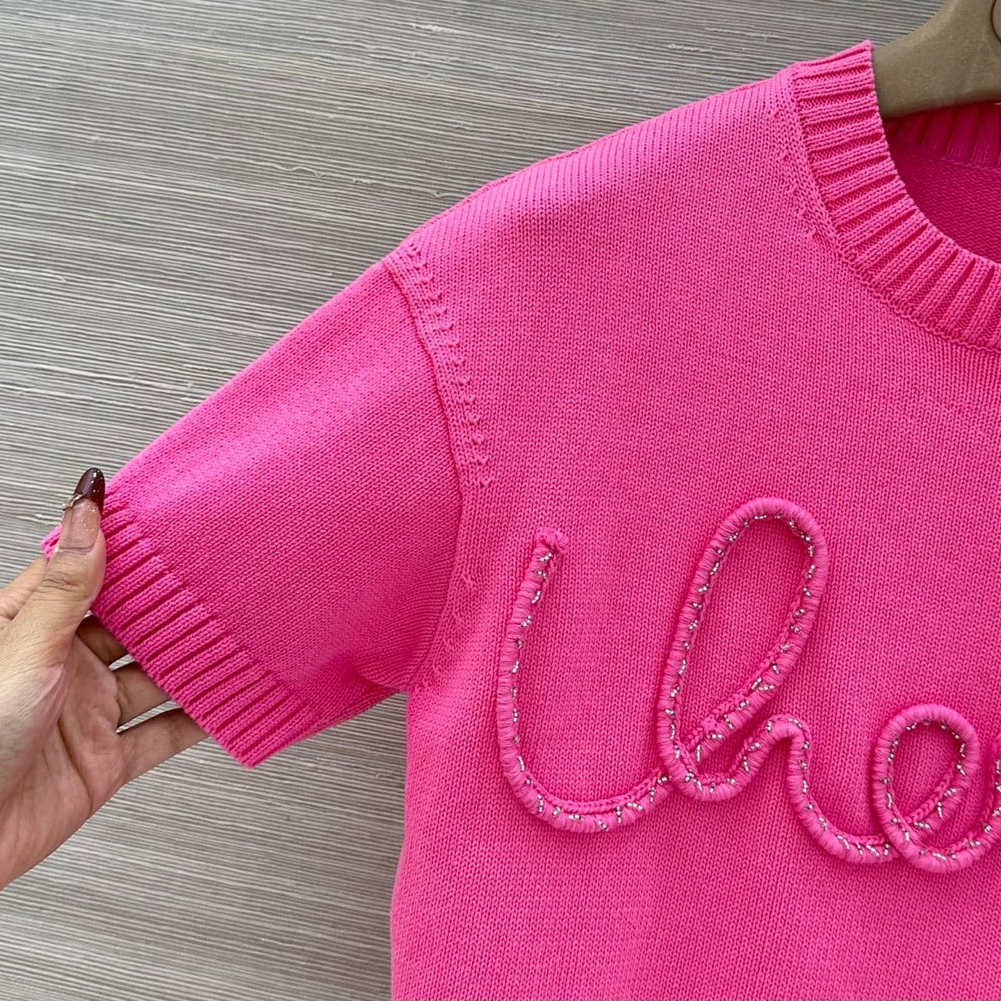 C18539 Exclusive release ❤️ High-quality original items ❤️ Cha*25 spring/summer new collection! The most popular item of this season! Short-sleeved top with 3D logo using crochet technique! The original custom Swiss knitted thread logo adds a luxurious an — image 3