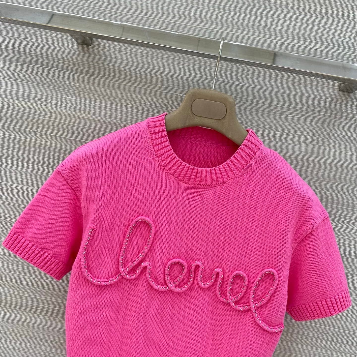 C18539 Exclusive release ❤️ High-quality original items ❤️ Cha*25 spring/summer new collection! The most popular item of this season! Short-sleeved top with 3D logo using crochet technique! The original custom Swiss knitted thread logo adds a luxurious an — image 2