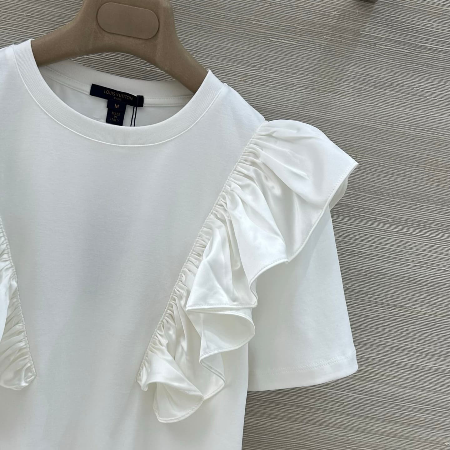C18562 Highly recommended item – high-quality original design ❤️ Lou26s new spring collection. MONOGRAM satin pleated short-sleeve T-shirt with a three-dimensional shape. The design features decorative lace details, making it trendy and elegant! Made from — image 4