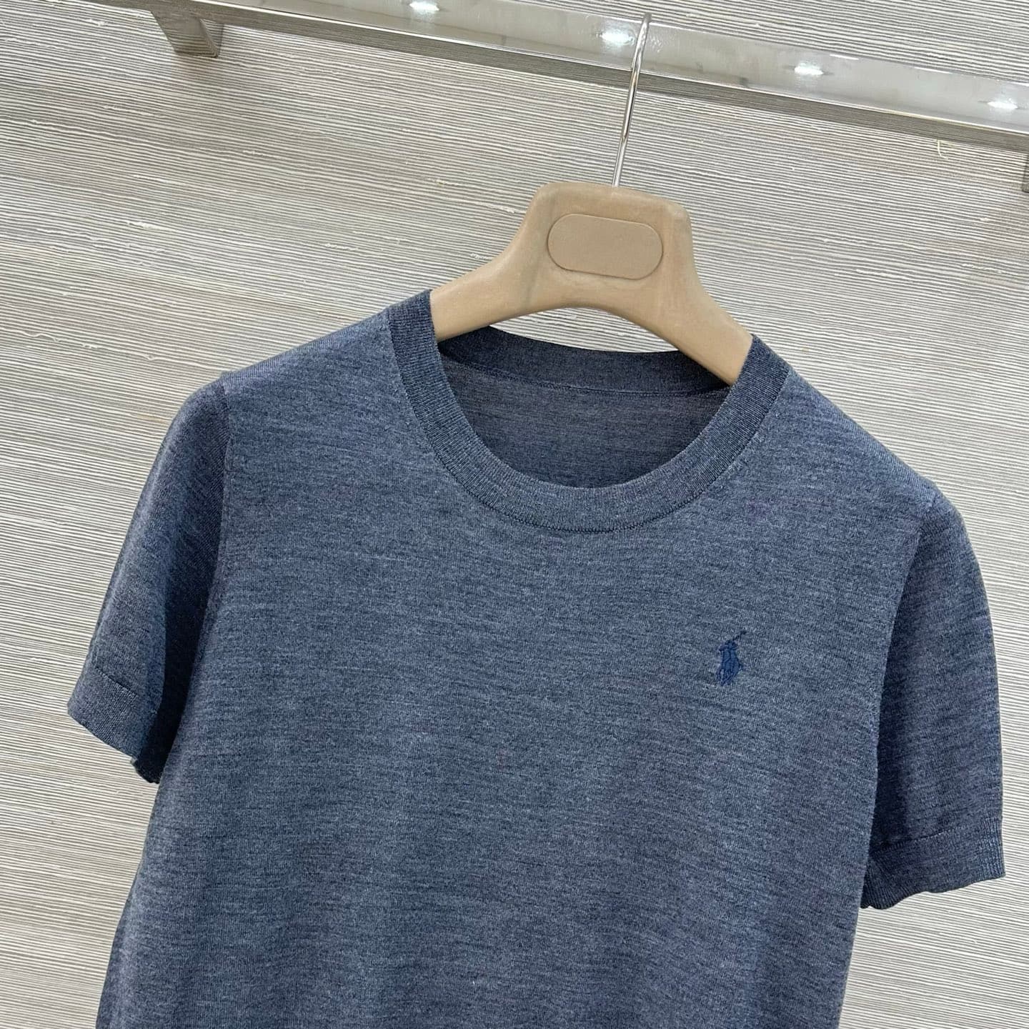 C18543 VP exclusive release 🍒 High-quality original fabric! RL long-term strategy, stylish and intelligent styling! 18 custom-knitted 100% wool yarn provides a delicate and comfortable feel; it’s a classic round-necked rider embroidered short-sleeve top.  — image 2