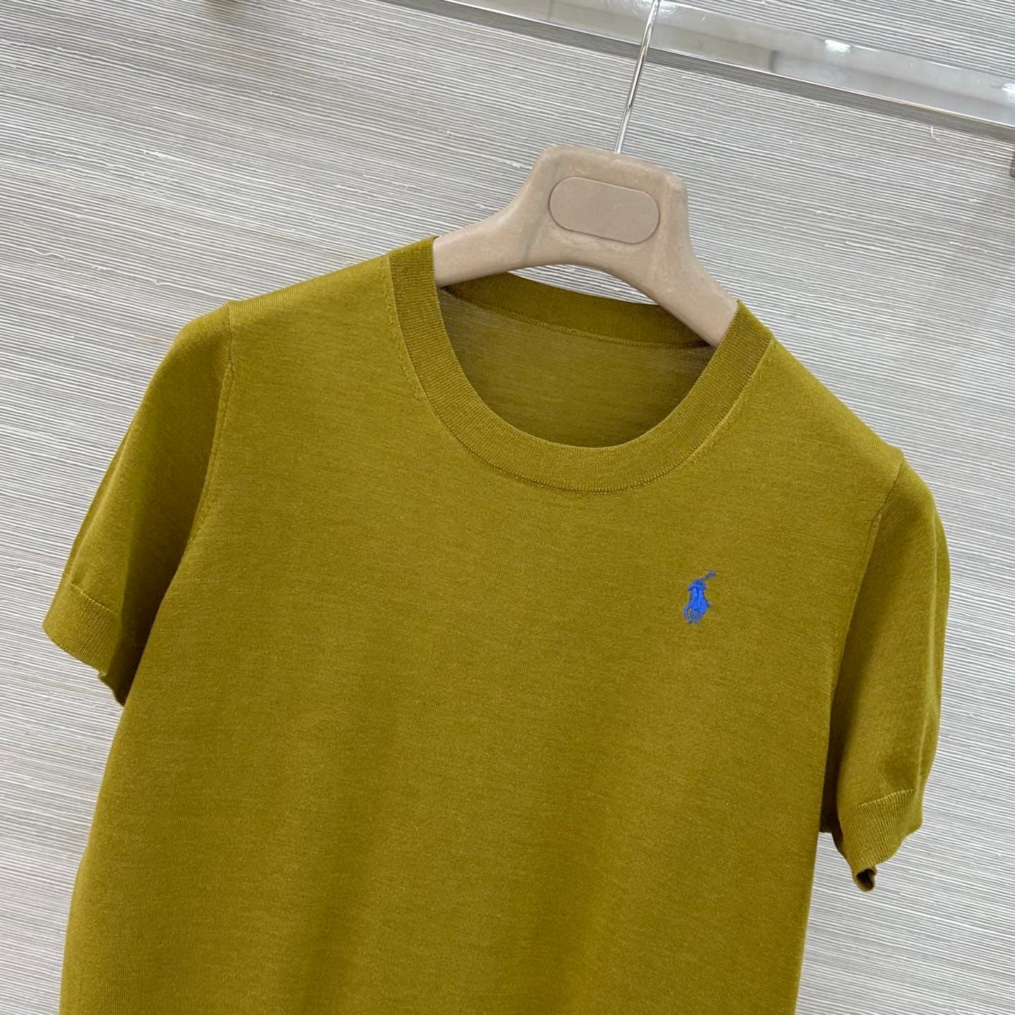 C18541 VP exclusive release 🍒 High-quality original items! RL long-term strategy, stylish and intelligent fashion choices! 18 custom knitting with 100% wool yarn – fine and comfortable texture. Classic round-necked shirt with knight embroidery on short sl — image 2