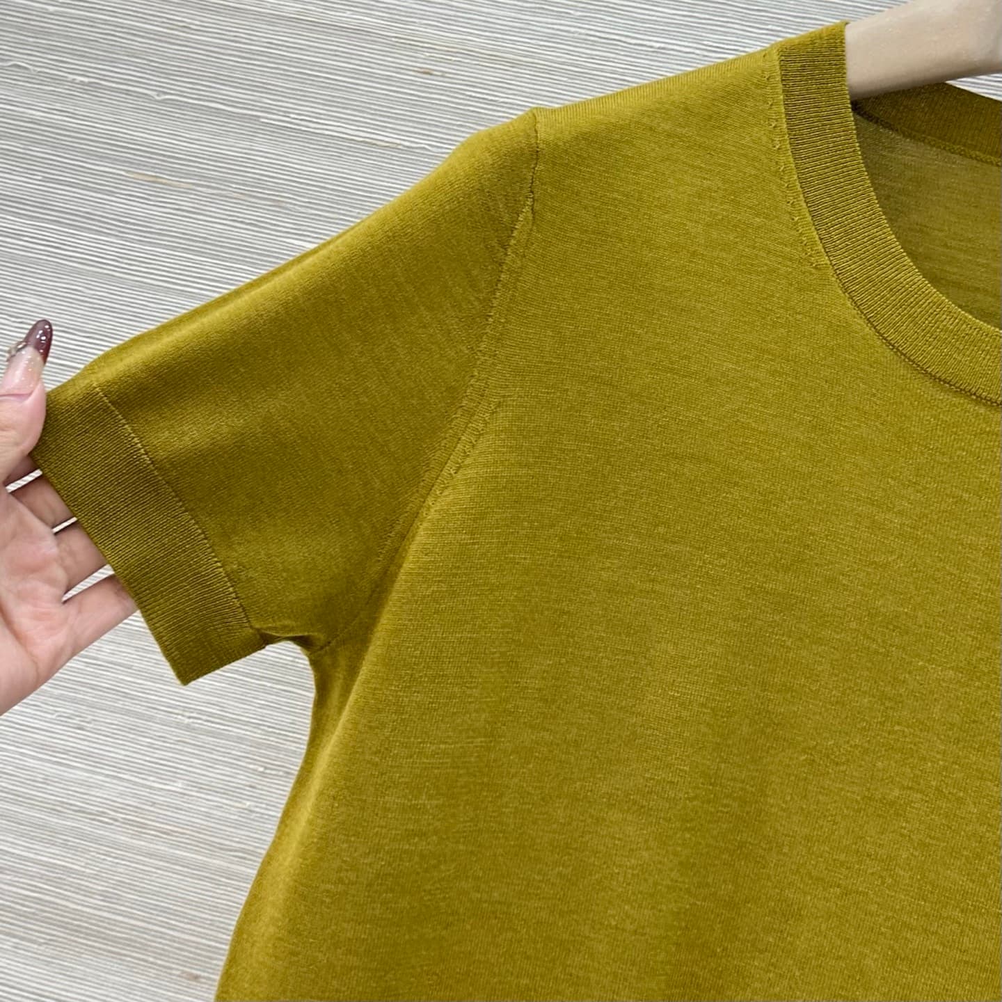 C18541 VP exclusive release 🍒 High-quality original items! RL long-term strategy, stylish and intelligent fashion choices! 18 custom knitting with 100% wool yarn – fine and comfortable texture. Classic round-necked shirt with knight embroidery on short sl — image 3