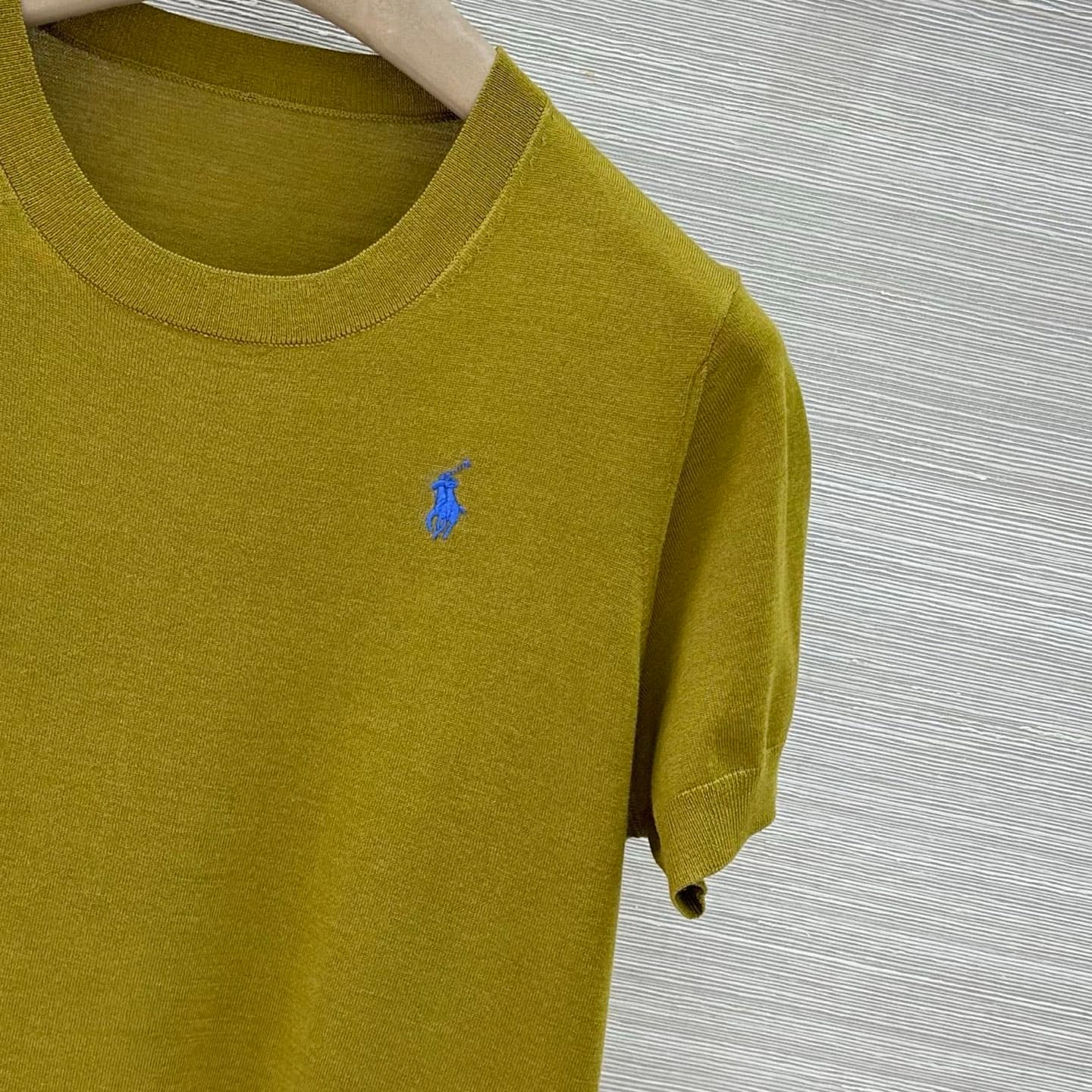 C18541 VP exclusive release 🍒 High-quality original items! RL long-term strategy, stylish and intelligent fashion choices! 18 custom knitting with 100% wool yarn – fine and comfortable texture. Classic round-necked shirt with knight embroidery on short sl — image 4
