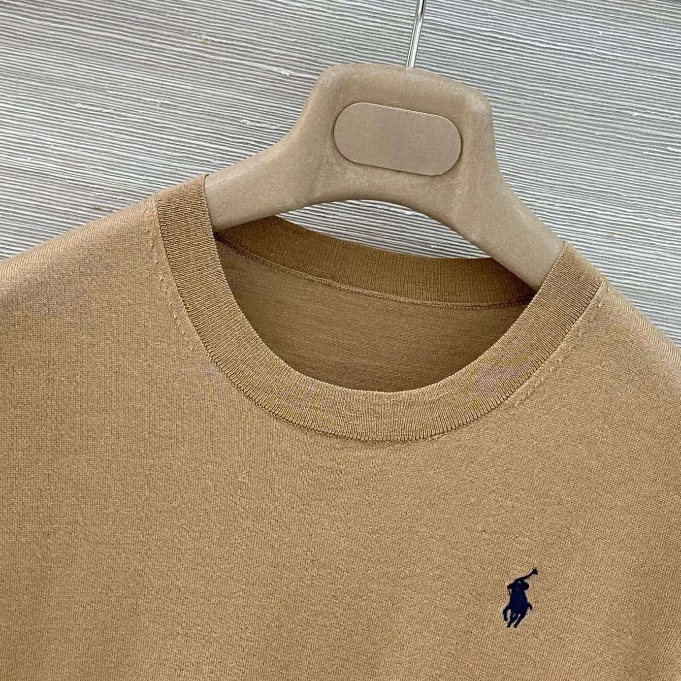 C18542 VP exclusive release 🍒 High-quality original design! RL long-term approach, stylish and smart fashion choices! 18 custom needles; 100% wool yarn provides a delicate and comfortable feel. It’s a classic round-necked rider embroidered short-sleeve to — image 5