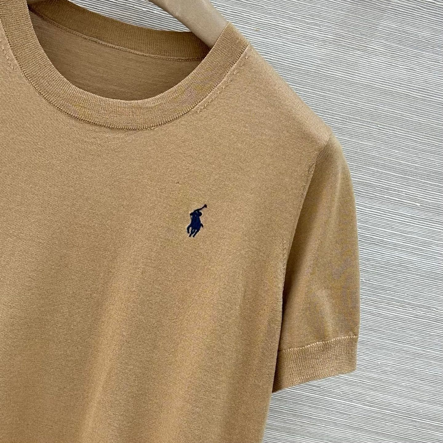 C18542 VP exclusive release 🍒 High-quality original design! RL long-term approach, stylish and smart fashion choices! 18 custom needles; 100% wool yarn provides a delicate and comfortable feel. It’s a classic round-necked rider embroidered short-sleeve to — image 4