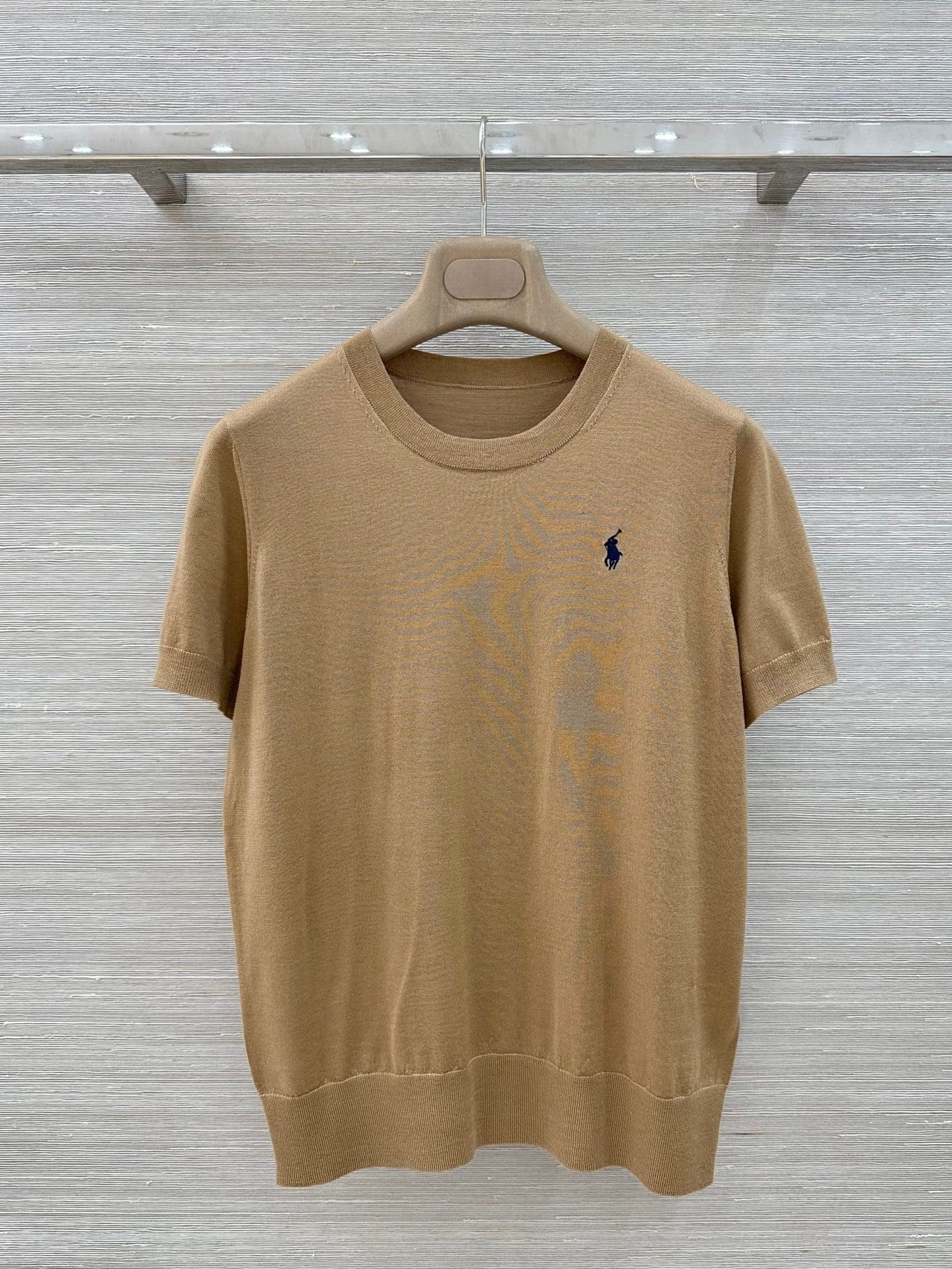 C18542 VP exclusive release 🍒 High-quality original design! RL long-term approach, stylish and smart fashion choices! 18 custom needles; 100% wool yarn provides a delicate and comfortable feel. It’s a classic round-necked rider embroidered short-sleeve to — image 1