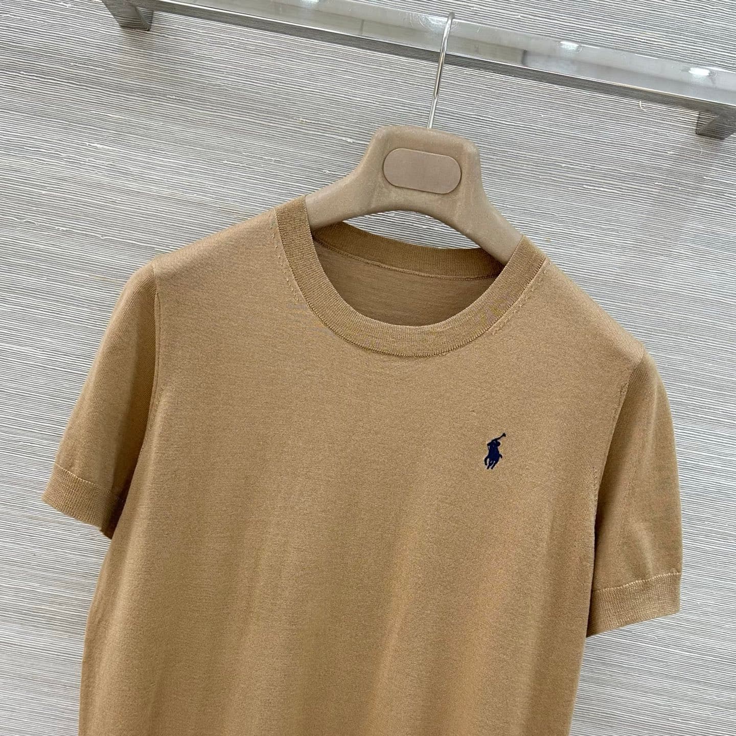 C18542 VP exclusive release 🍒 High-quality original design! RL long-term approach, stylish and smart fashion choices! 18 custom needles; 100% wool yarn provides a delicate and comfortable feel. It’s a classic round-necked rider embroidered short-sleeve to — image 2