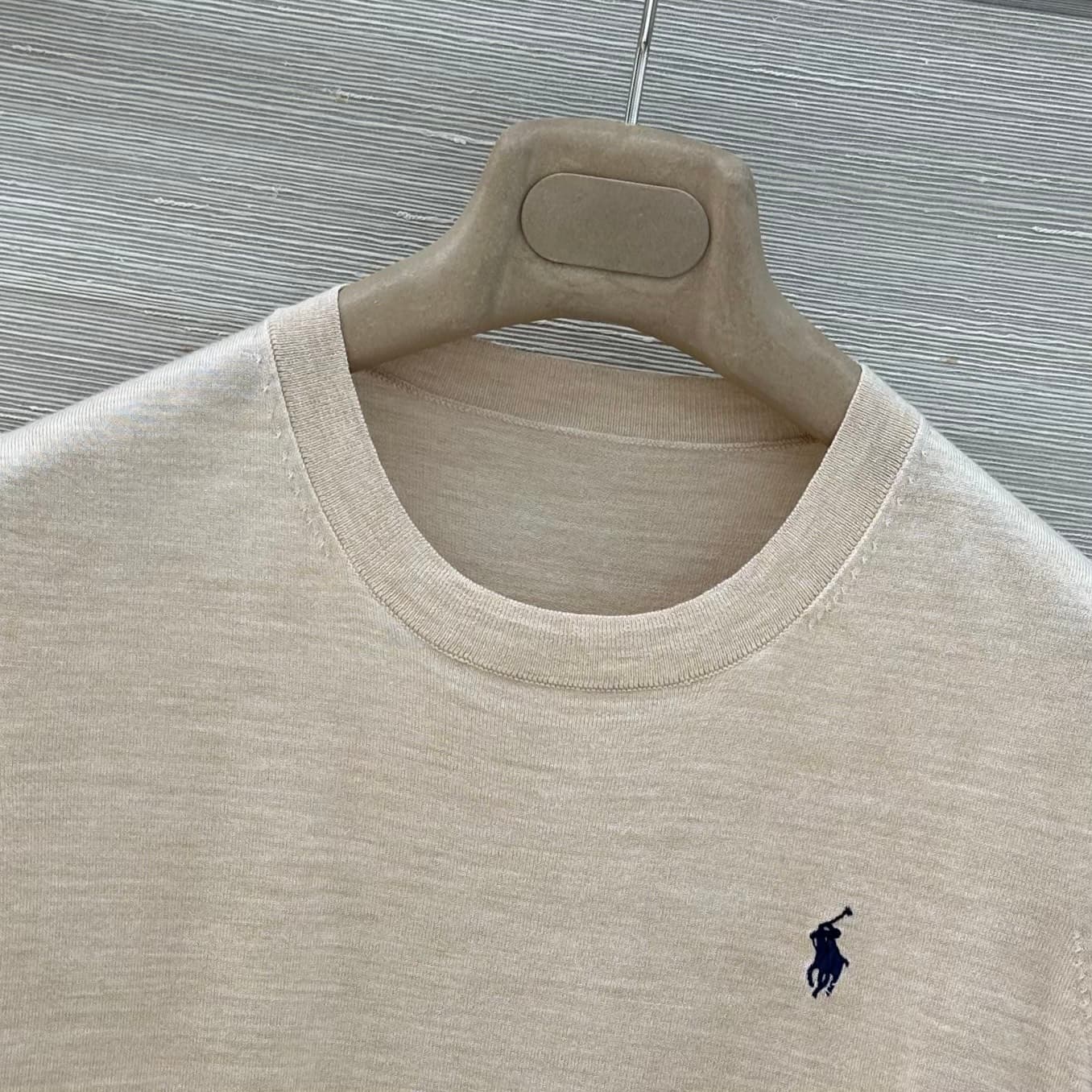 C18540 VP exclusive release 🍒 High-quality original items! RL long-term strategy, stylish and intelligent clothing! 18 custom knitting with 100% wool yarn – fine and comfortable texture. Classic round-necked rider embroidered short sleeves top. Elegant an — image 5
