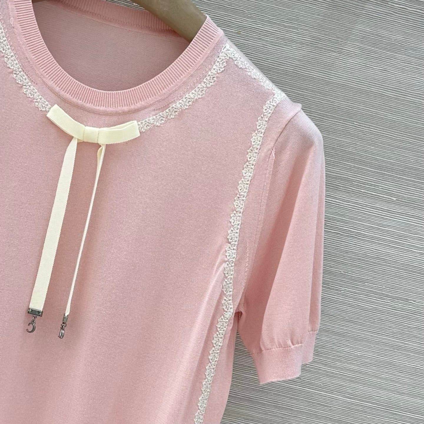 C18525 Exclusive release ❤️ High-quality original items – MissD style clothing. New product from 26 for early spring season 💙 Lace, embroidered letters, metal details, and bowed short-sleeve tops. The color is fresh and clean; it’s imported Merino wool of — image 4