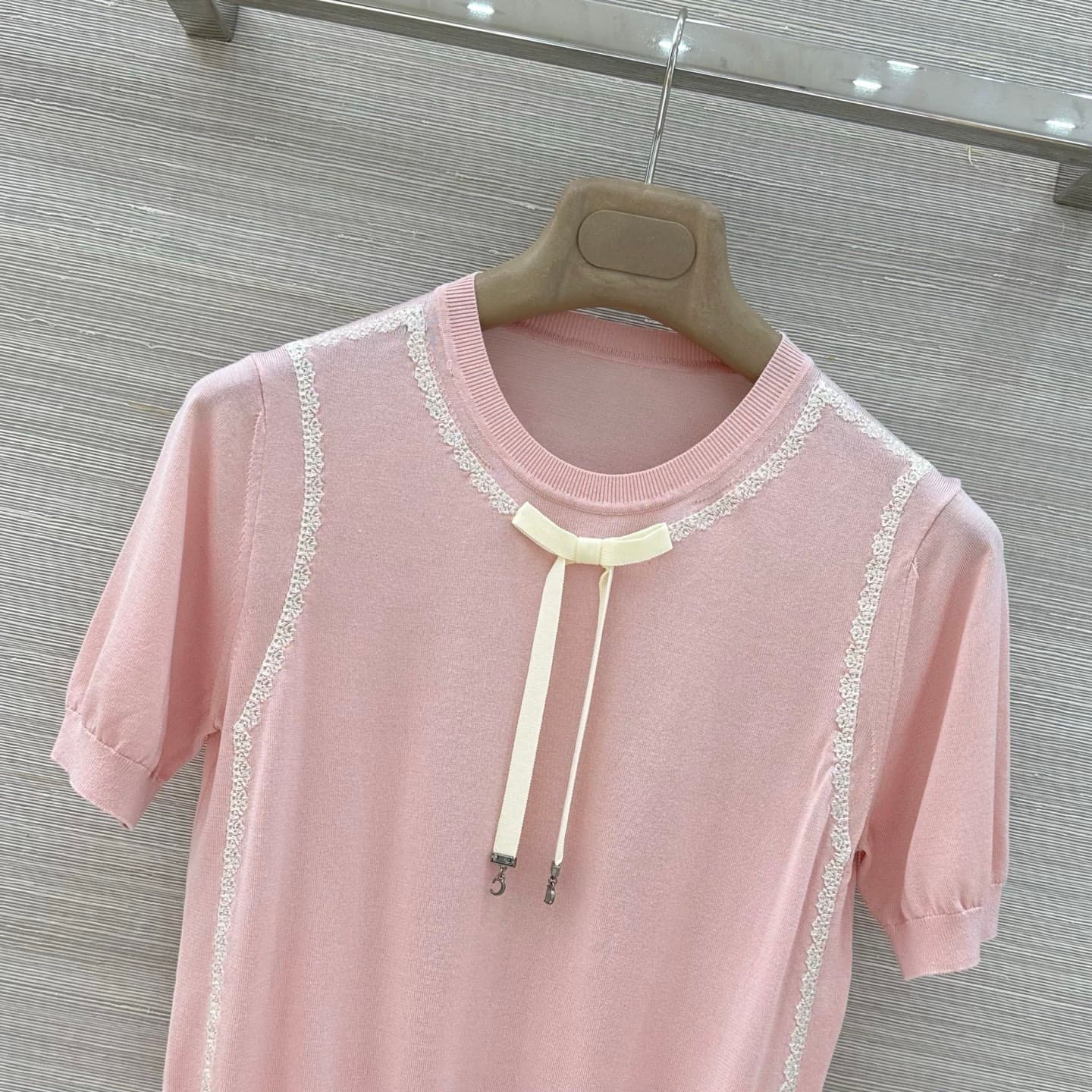 C18525 Exclusive release ❤️ High-quality original items – MissD style clothing. New product from 26 for early spring season 💙 Lace, embroidered letters, metal details, and bowed short-sleeve tops. The color is fresh and clean; it’s imported Merino wool of — image 2