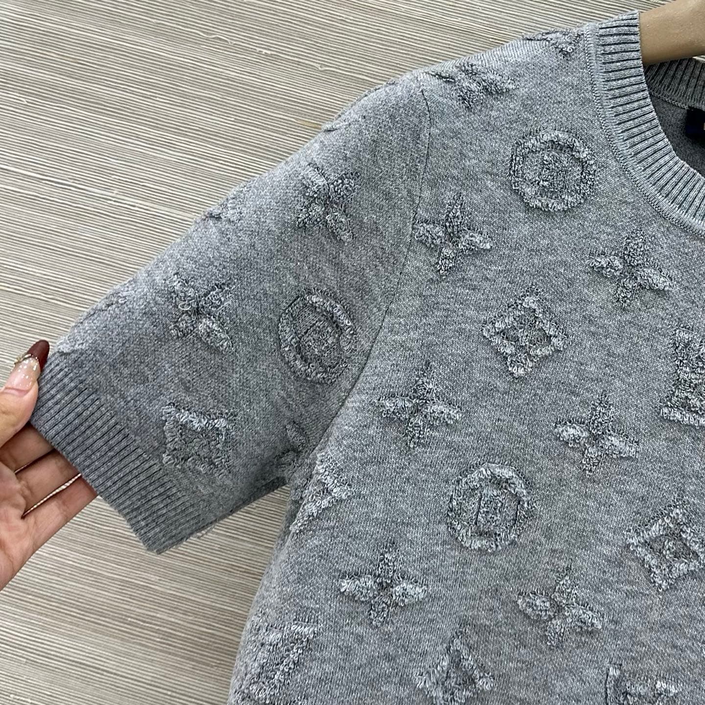 C18521 Exclusive release by VP❤️ High-quality original product💕 A new item with stunning aesthetics! This MONOGRAM print knitted short-sleeve top is absolutely beautiful. The short round-neck design makes it perfect for wearing. It has a sweet yet stylish — image 3