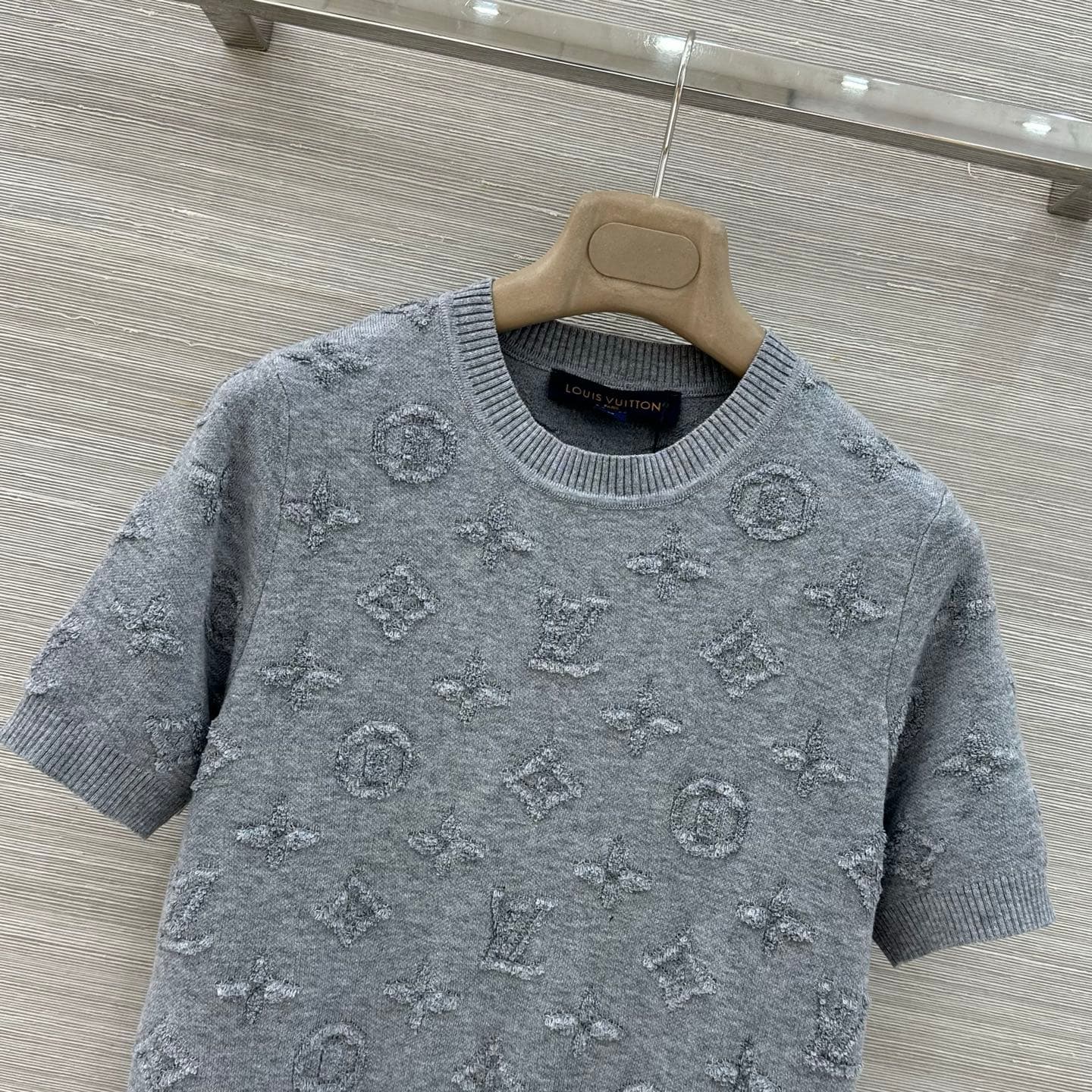 C18521 Exclusive release by VP❤️ High-quality original product💕 A new item with stunning aesthetics! This MONOGRAM print knitted short-sleeve top is absolutely beautiful. The short round-neck design makes it perfect for wearing. It has a sweet yet stylish — image 2
