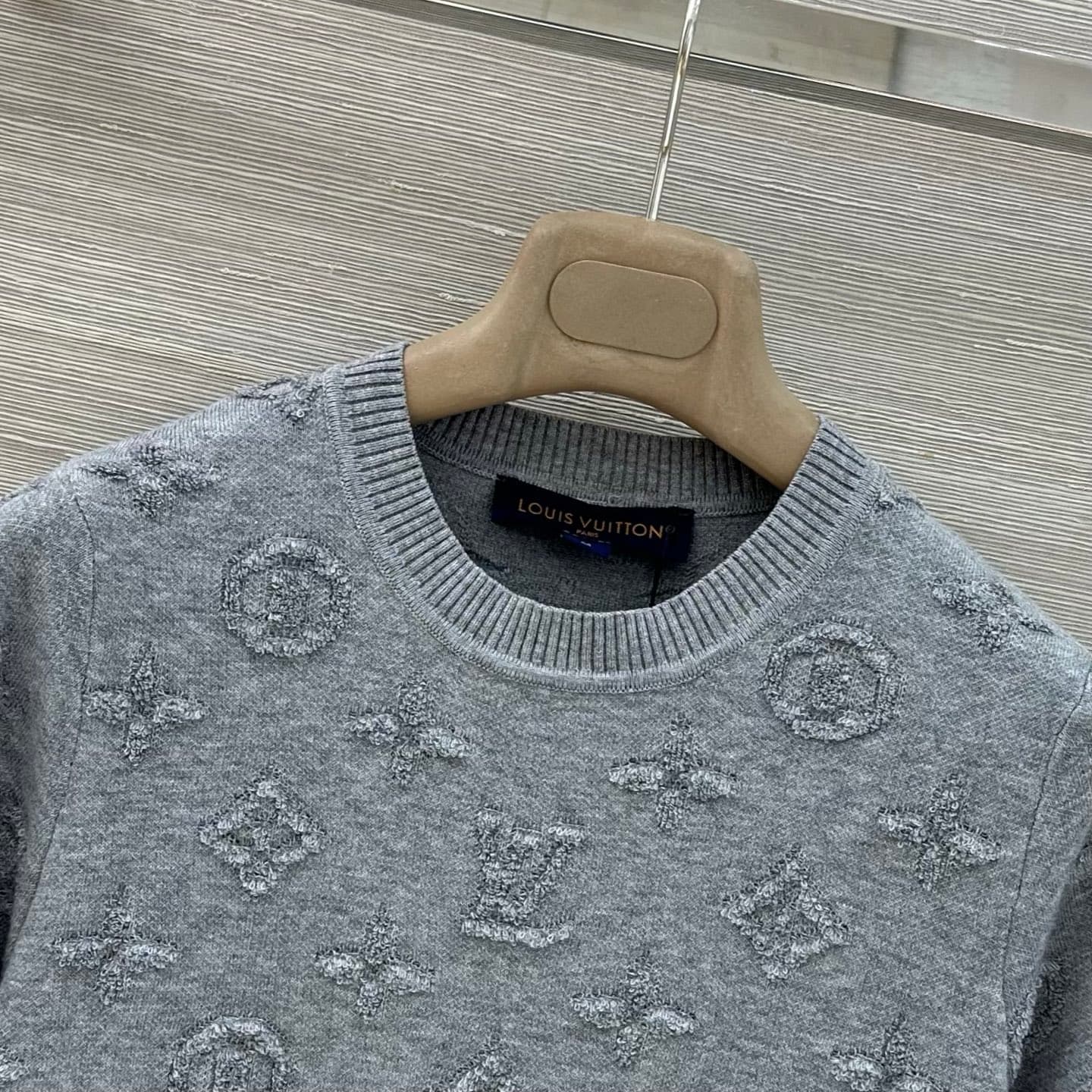 C18521 Exclusive release by VP❤️ High-quality original product💕 A new item with stunning aesthetics! This MONOGRAM print knitted short-sleeve top is absolutely beautiful. The short round-neck design makes it perfect for wearing. It has a sweet yet stylish — image 5