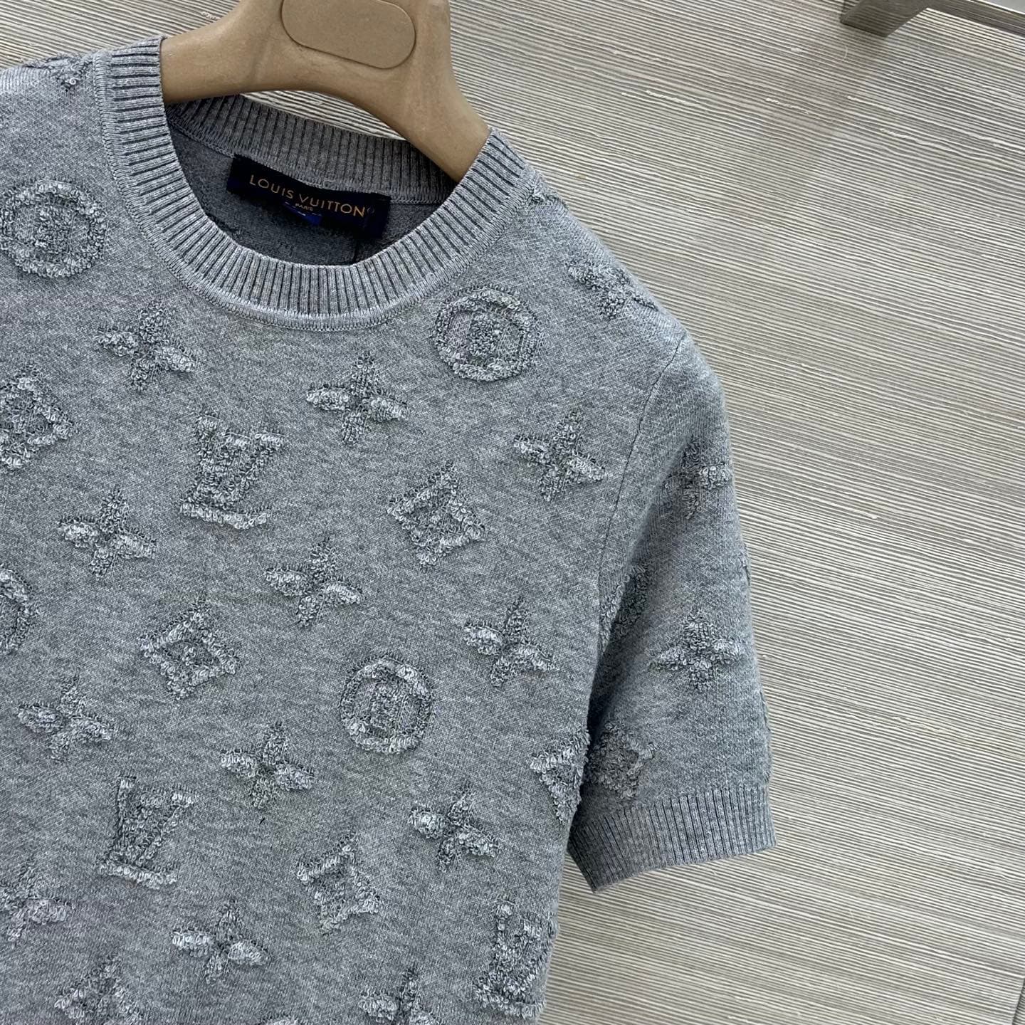C18521 Exclusive release by VP❤️ High-quality original product💕 A new item with stunning aesthetics! This MONOGRAM print knitted short-sleeve top is absolutely beautiful. The short round-neck design makes it perfect for wearing. It has a sweet yet stylish — image 4