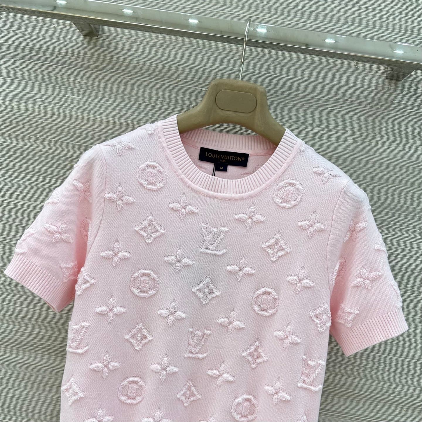 C18520 Exclusive release by VP❤️ High-quality original product💕 A new item with stunning beauty! A MONOGRAM print knitted short-sleeve top that creates a lovely atmosphere! The short round-neck design is absolutely beautiful when worn! It has a sweet yet  — image 2