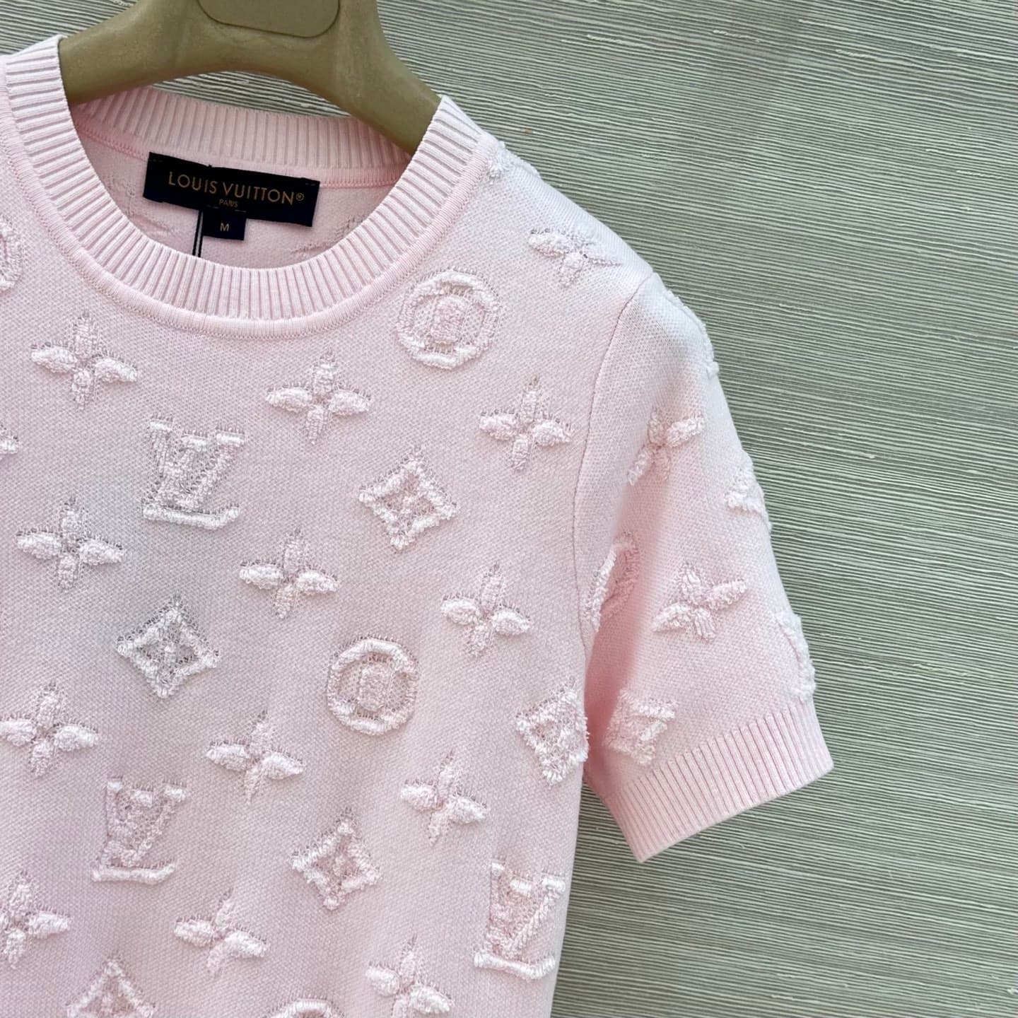 C18520 Exclusive release by VP❤️ High-quality original product💕 A new item with stunning beauty! A MONOGRAM print knitted short-sleeve top that creates a lovely atmosphere! The short round-neck design is absolutely beautiful when worn! It has a sweet yet  — image 4