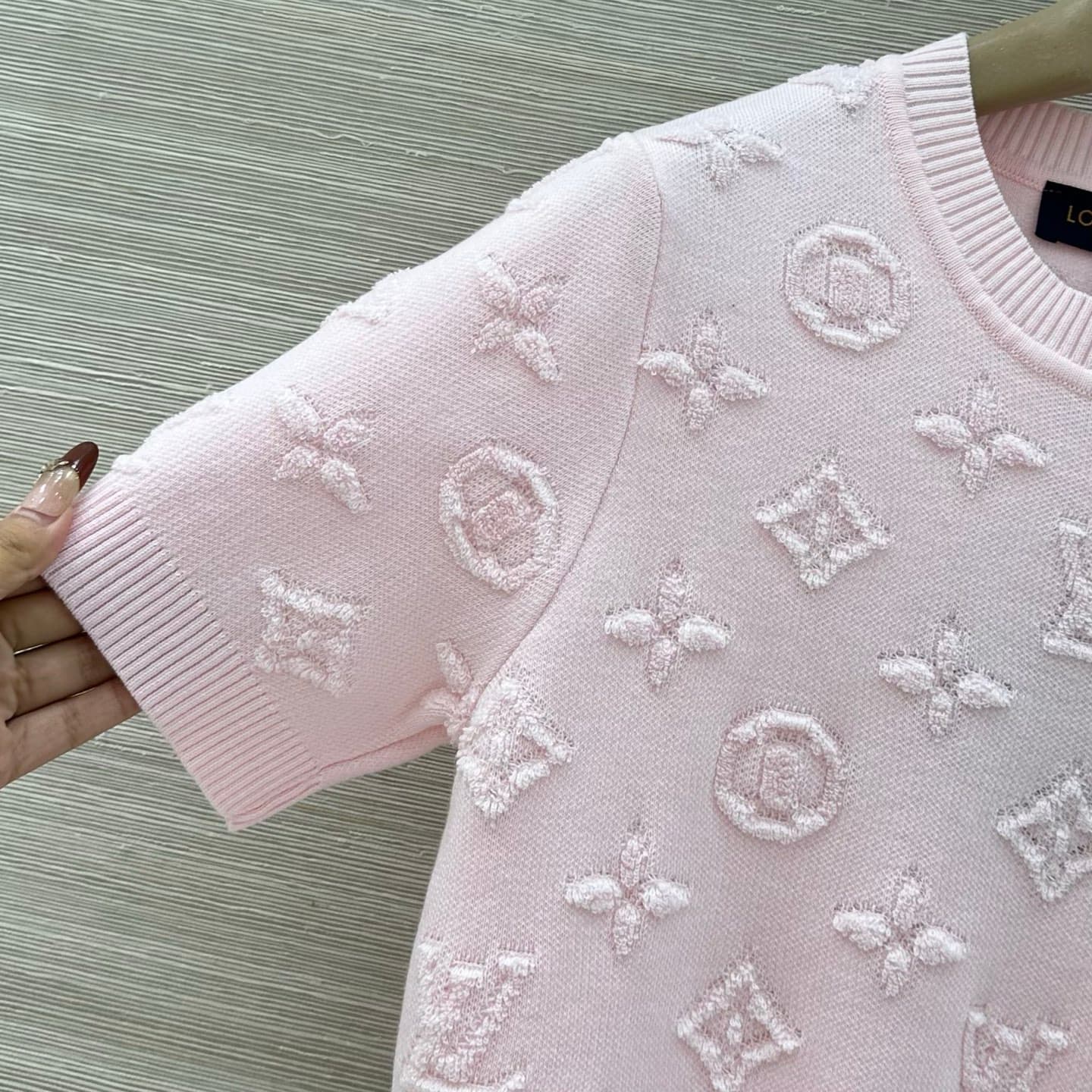 C18520 Exclusive release by VP❤️ High-quality original product💕 A new item with stunning beauty! A MONOGRAM print knitted short-sleeve top that creates a lovely atmosphere! The short round-neck design is absolutely beautiful when worn! It has a sweet yet  — image 3