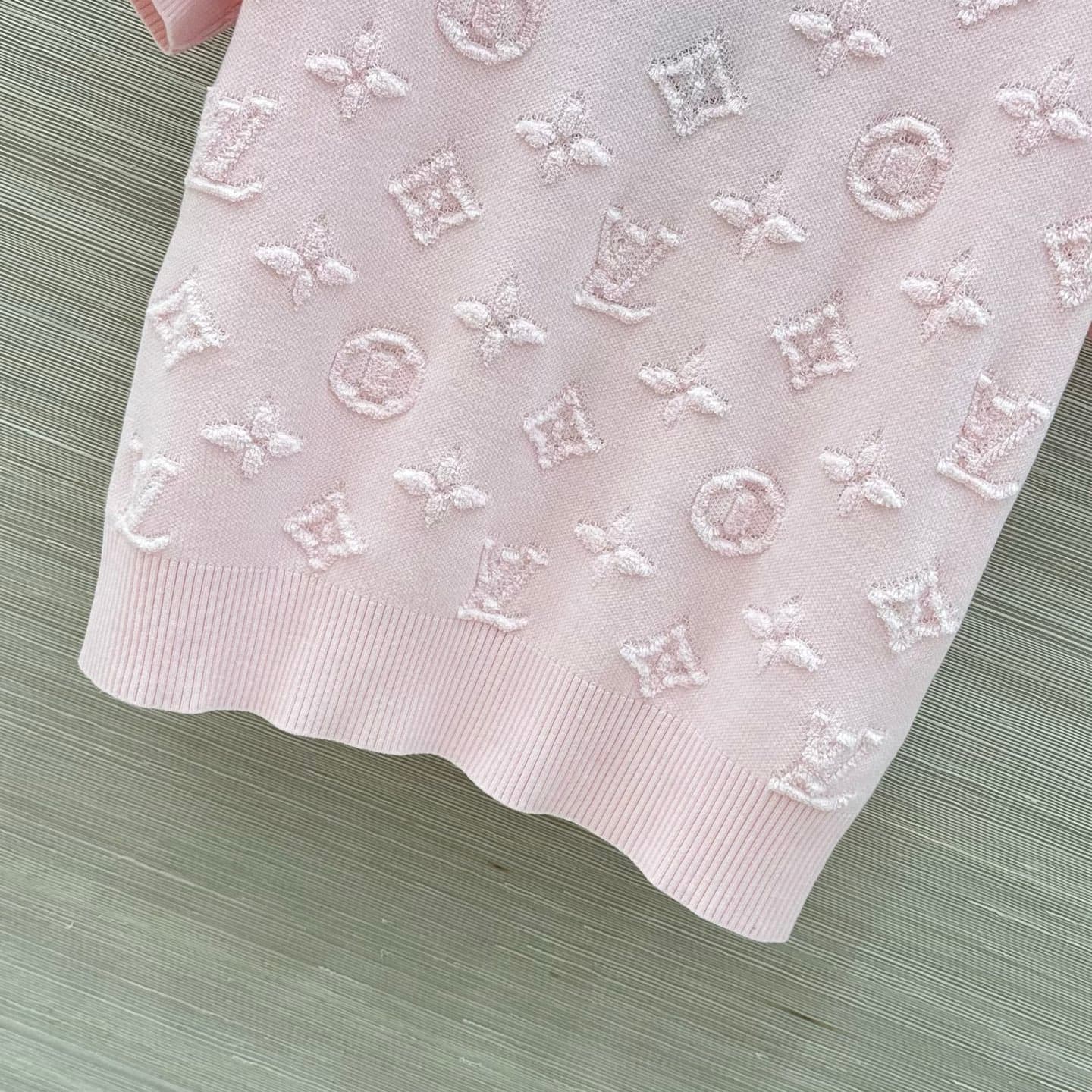 C18520 Exclusive release by VP❤️ High-quality original product💕 A new item with stunning beauty! A MONOGRAM print knitted short-sleeve top that creates a lovely atmosphere! The short round-neck design is absolutely beautiful when worn! It has a sweet yet  — image 6