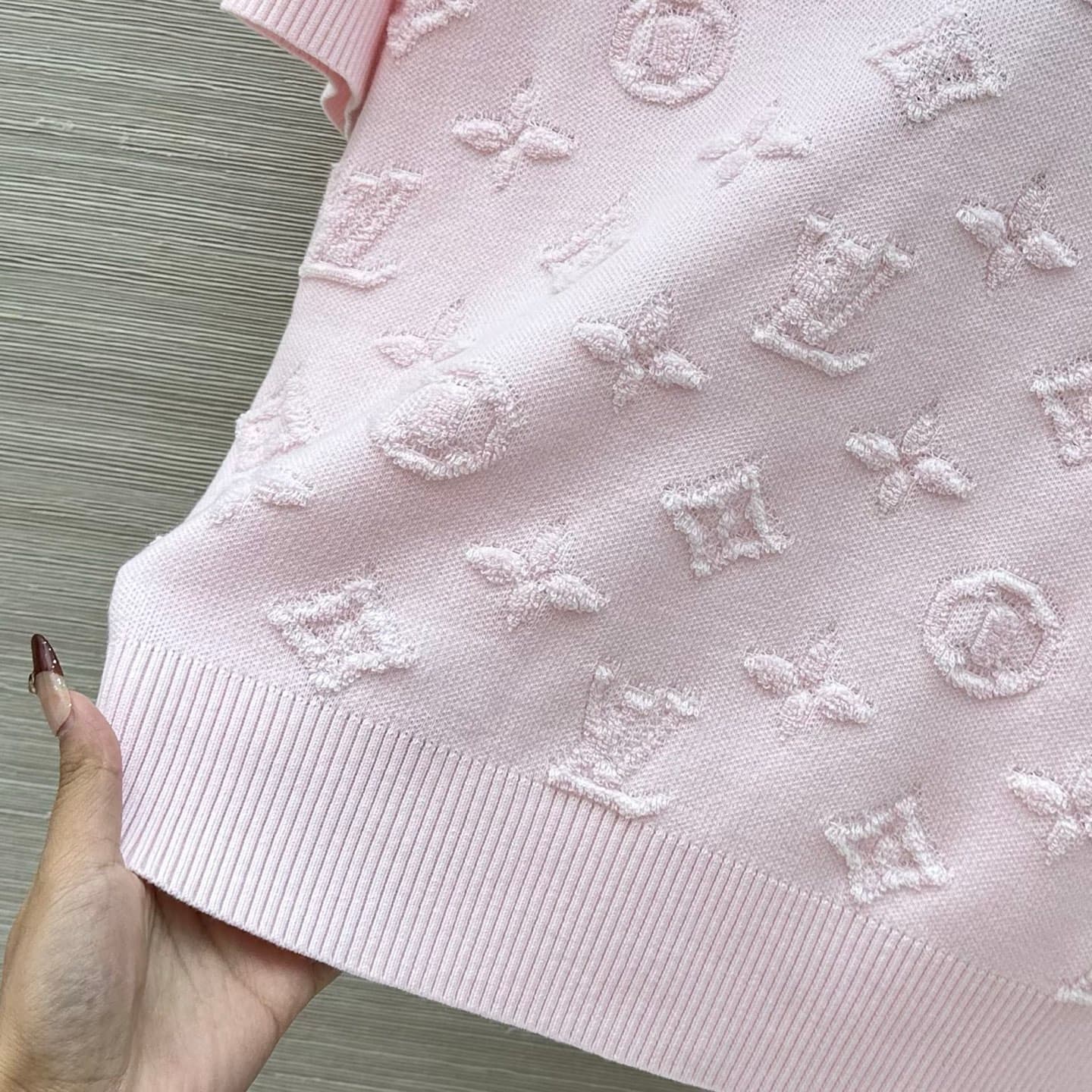 C18520 Exclusive release by VP❤️ High-quality original product💕 A new item with stunning beauty! A MONOGRAM print knitted short-sleeve top that creates a lovely atmosphere! The short round-neck design is absolutely beautiful when worn! It has a sweet yet  — image 7