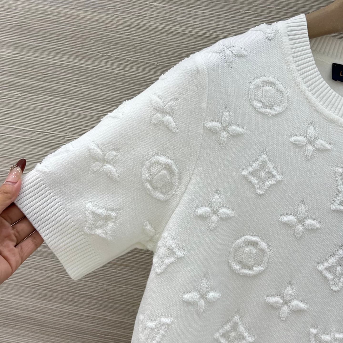 C18519 Exclusive release by VP❤️ High-quality original product💕 A new item with stunning appearance! A MONOGRAM knitted short-sleeve top that creates a great atmosphere! The short, round-neck design is absolutely beautiful when worn! It has both sweet and — image 3