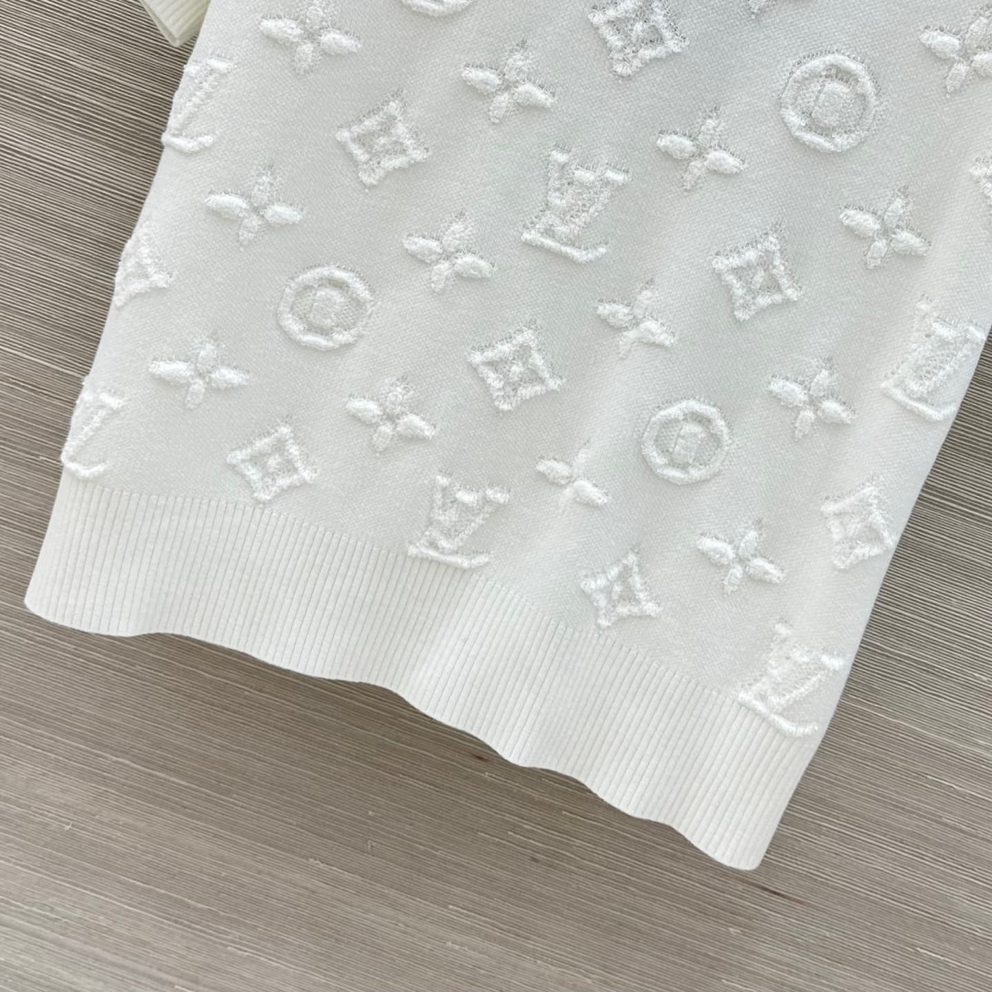 C18519 Exclusive release by VP❤️ High-quality original product💕 A new item with stunning appearance! A MONOGRAM knitted short-sleeve top that creates a great atmosphere! The short, round-neck design is absolutely beautiful when worn! It has both sweet and — image 6