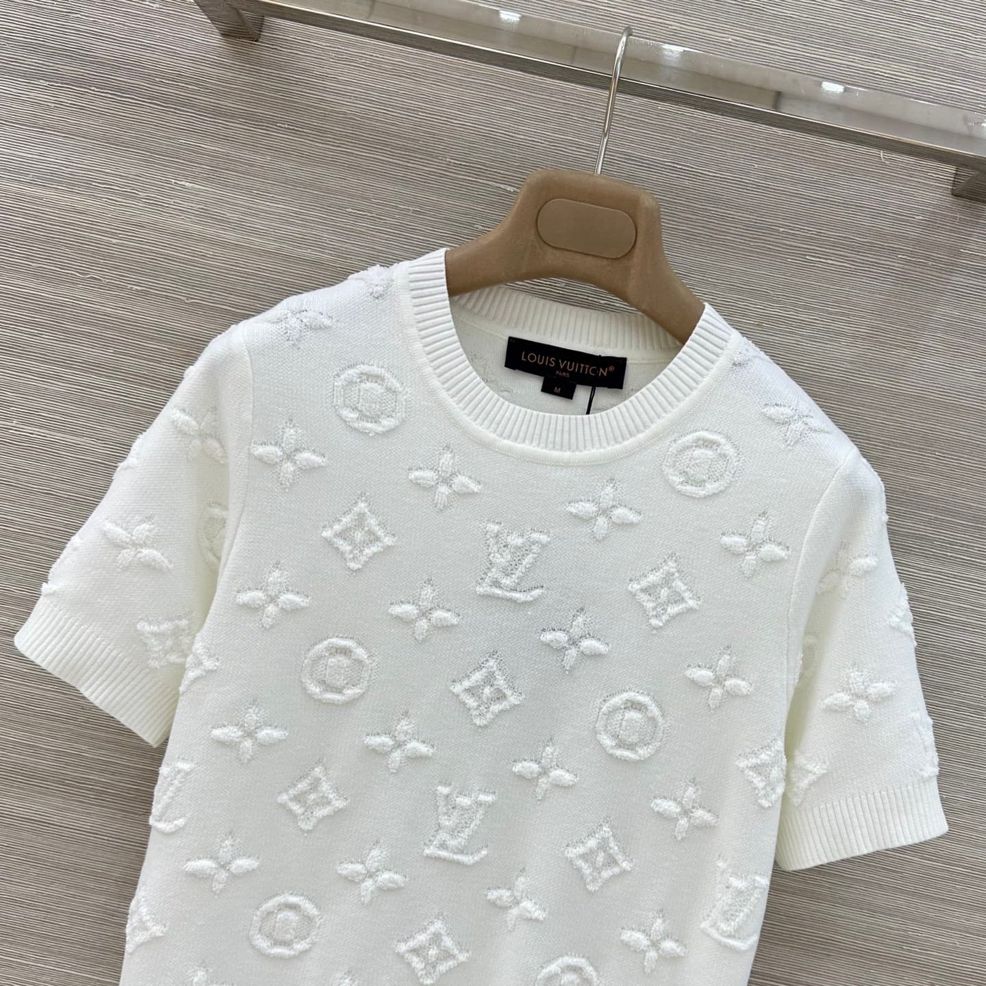 C18519 Exclusive release by VP❤️ High-quality original product💕 A new item with stunning appearance! A MONOGRAM knitted short-sleeve top that creates a great atmosphere! The short, round-neck design is absolutely beautiful when worn! It has both sweet and — image 2