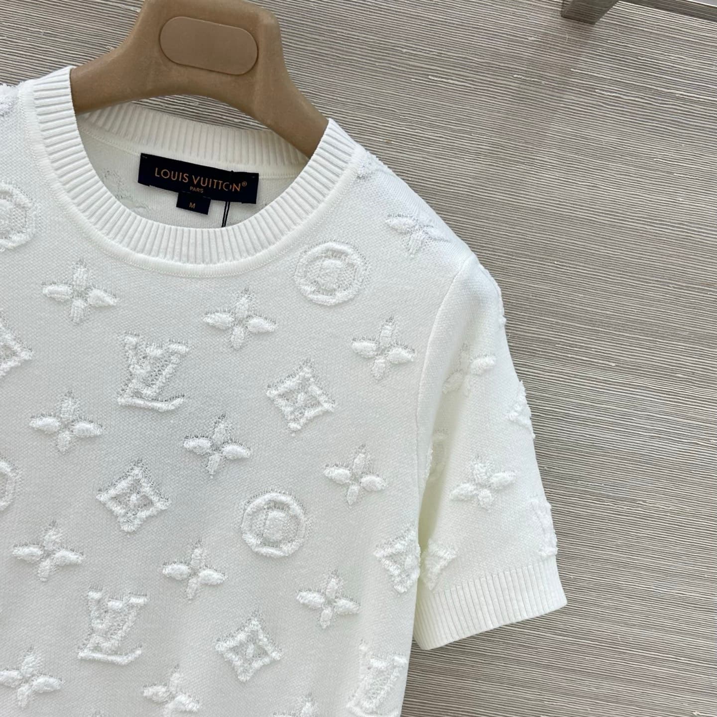 C18519 Exclusive release by VP❤️ High-quality original product💕 A new item with stunning appearance! A MONOGRAM knitted short-sleeve top that creates a great atmosphere! The short, round-neck design is absolutely beautiful when worn! It has both sweet and — image 4