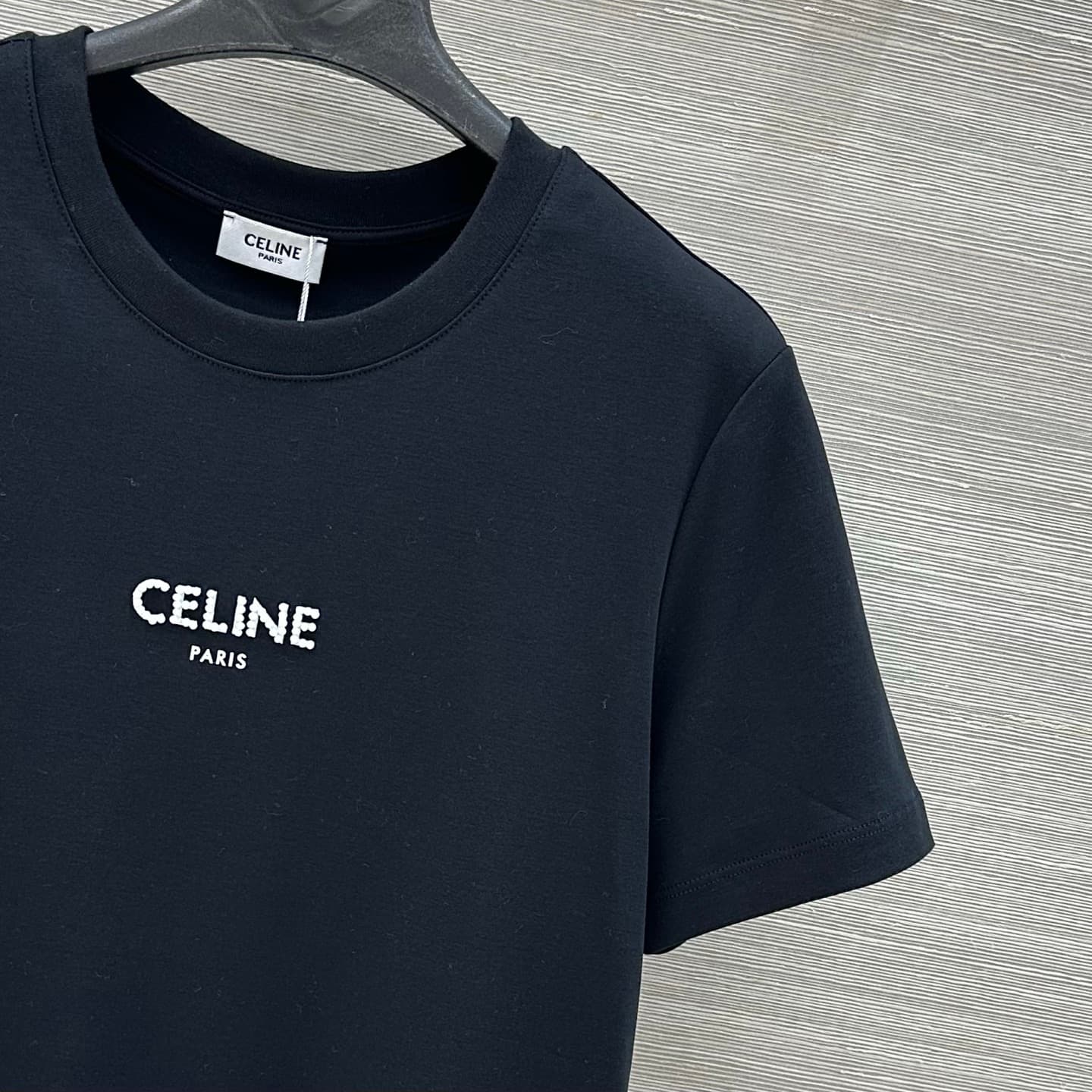 C18555 VP must-have item recommendation ❤️ High-quality original products – a style that embodies long-termism. A classic, versatile item that works well with any outfit. This short-sleeve T-shirt features heavy-duty studs and a logo; it’s a must-have for — image 4