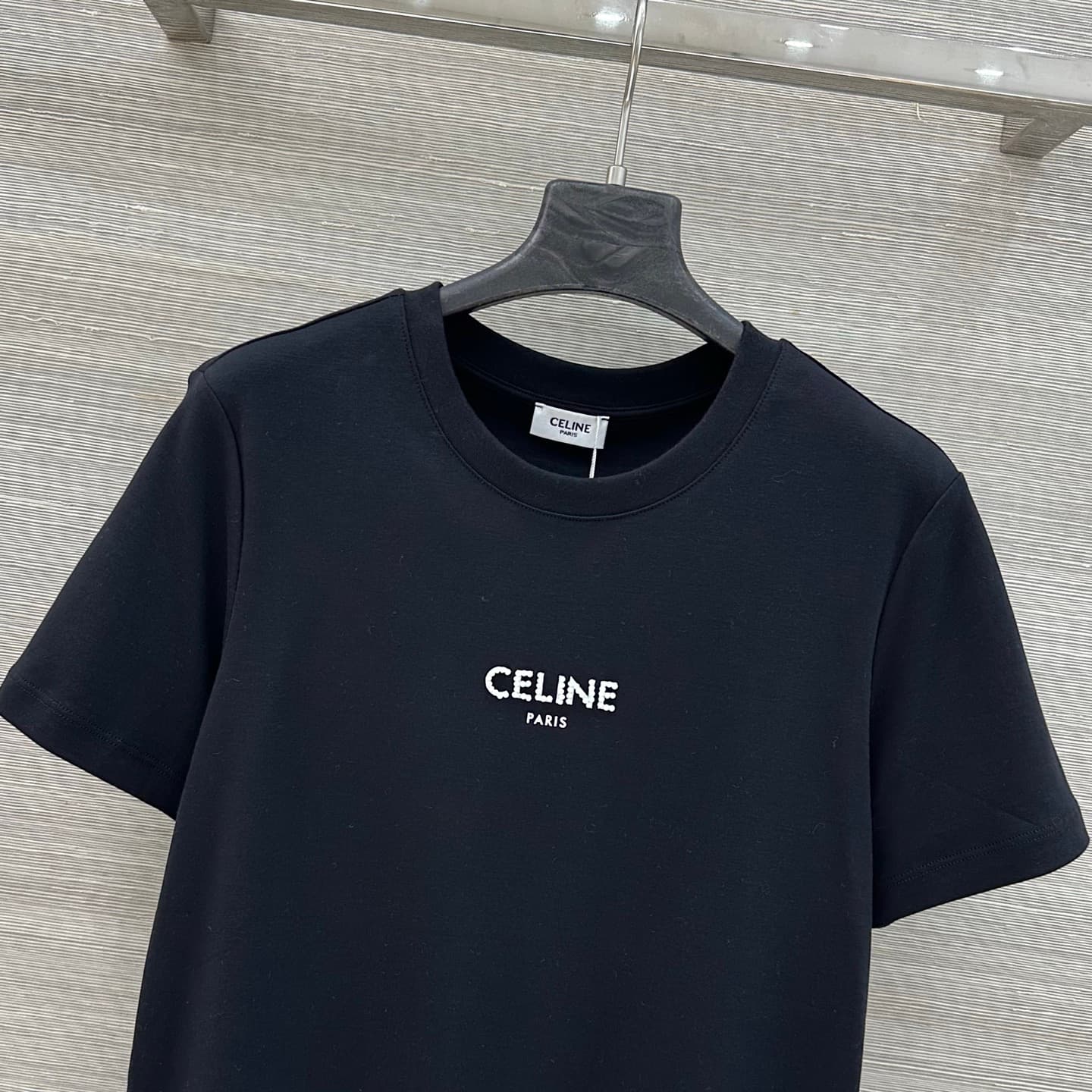 C18555 VP must-have item recommendation ❤️ High-quality original products – a style that embodies long-termism. A classic, versatile item that works well with any outfit. This short-sleeve T-shirt features heavy-duty studs and a logo; it’s a must-have for — image 2
