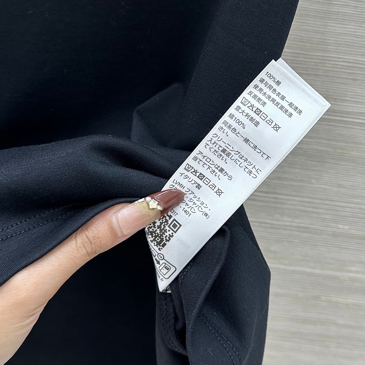 C18555 VP must-have item recommendation ❤️ High-quality original products – a style that embodies long-termism. A classic, versatile item that works well with any outfit. This short-sleeve T-shirt features heavy-duty studs and a logo; it’s a must-have for — image 8