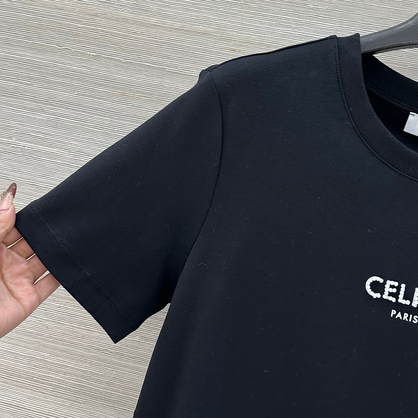 C18555 VP must-have item recommendation ❤️ High-quality original products – a style that embodies long-termism. A classic, versatile item that works well with any outfit. This short-sleeve T-shirt features heavy-duty studs and a logo; it’s a must-have for — image 3
