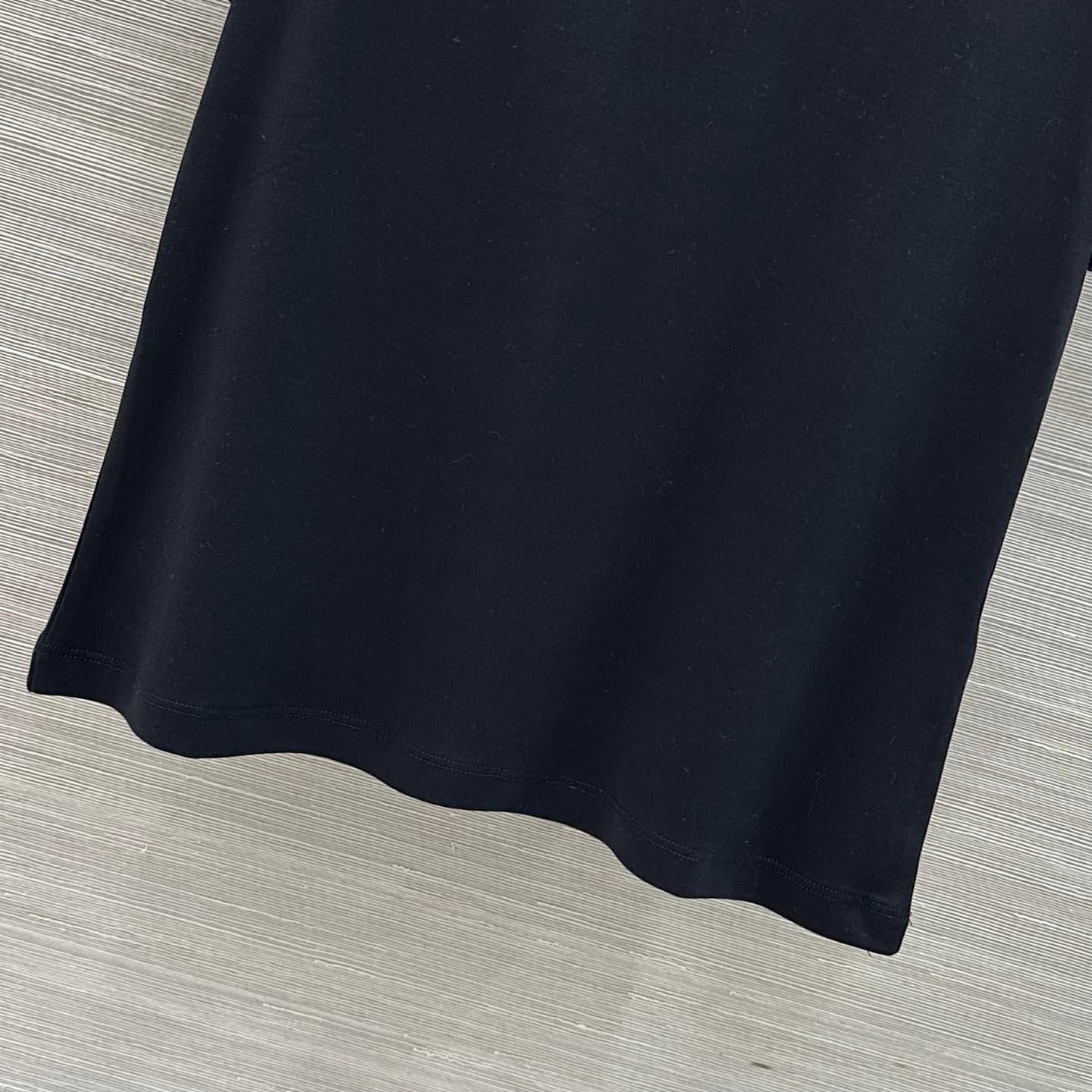 C18555 VP must-have item recommendation ❤️ High-quality original products – a style that embodies long-termism. A classic, versatile item that works well with any outfit. This short-sleeve T-shirt features heavy-duty studs and a logo; it’s a must-have for — image 6