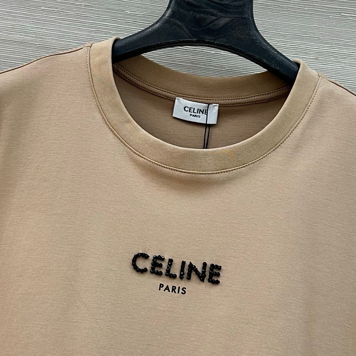 C18554 VP best-seller recommendation ❤️ High-quality original items, long-term-oriented fashion style. A classic, versatile item that works well with any outfit. Heavy-duty studded beads and logo on the short sleeves – a must-have for fashion lovers! Unlo — image 5