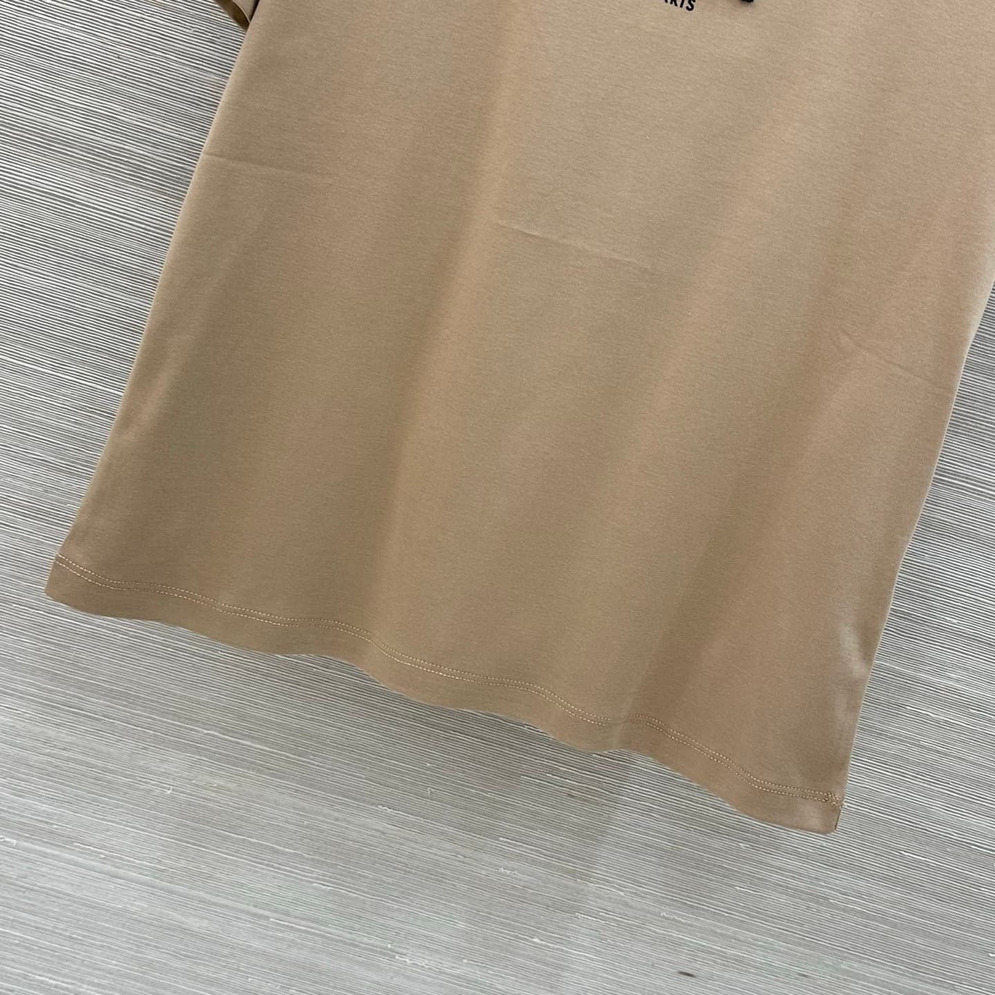 C18554 VP best-seller recommendation ❤️ High-quality original items, long-term-oriented fashion style. A classic, versatile item that works well with any outfit. Heavy-duty studded beads and logo on the short sleeves – a must-have for fashion lovers! Unlo — image 6