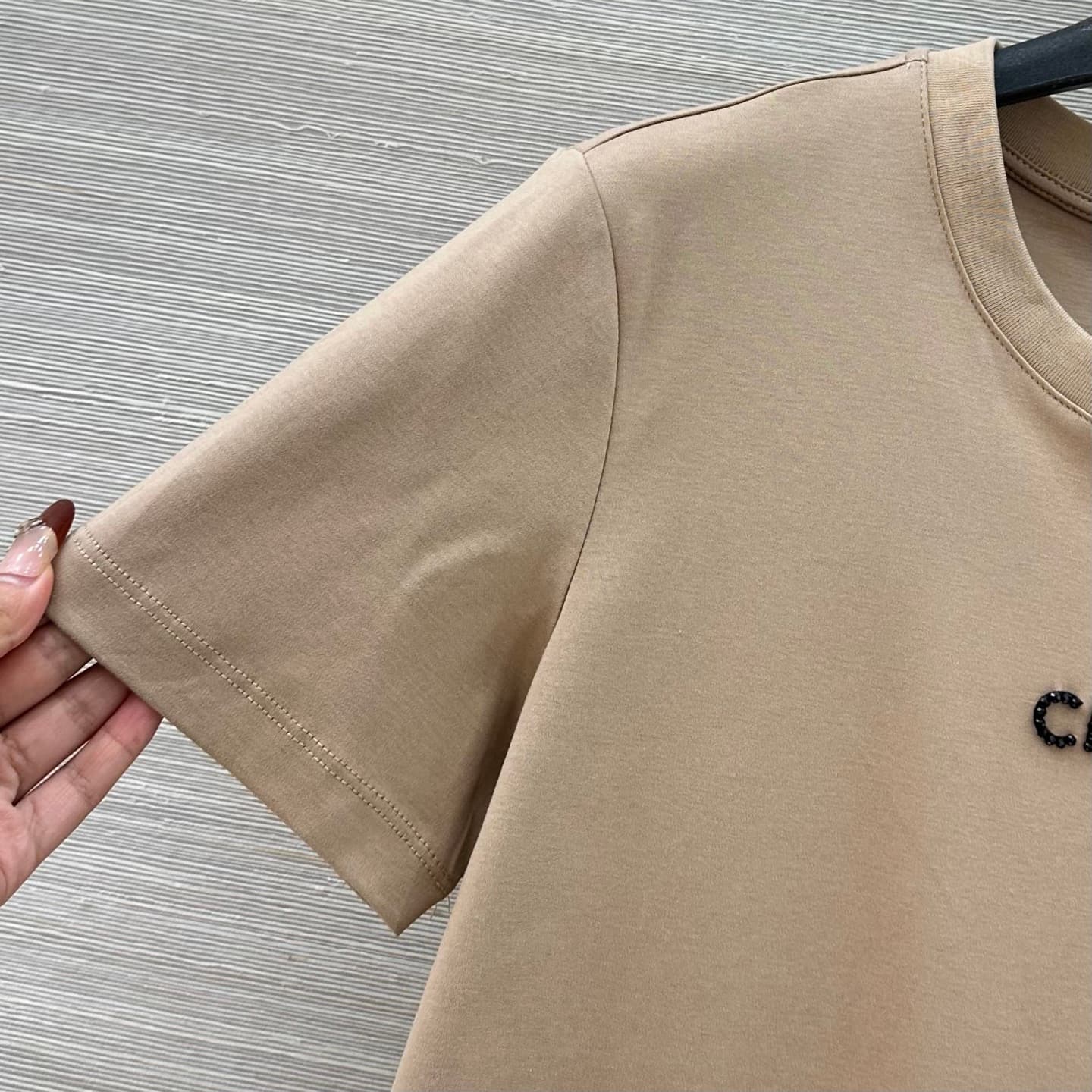 C18554 VP best-seller recommendation ❤️ High-quality original items, long-term-oriented fashion style. A classic, versatile item that works well with any outfit. Heavy-duty studded beads and logo on the short sleeves – a must-have for fashion lovers! Unlo — image 3