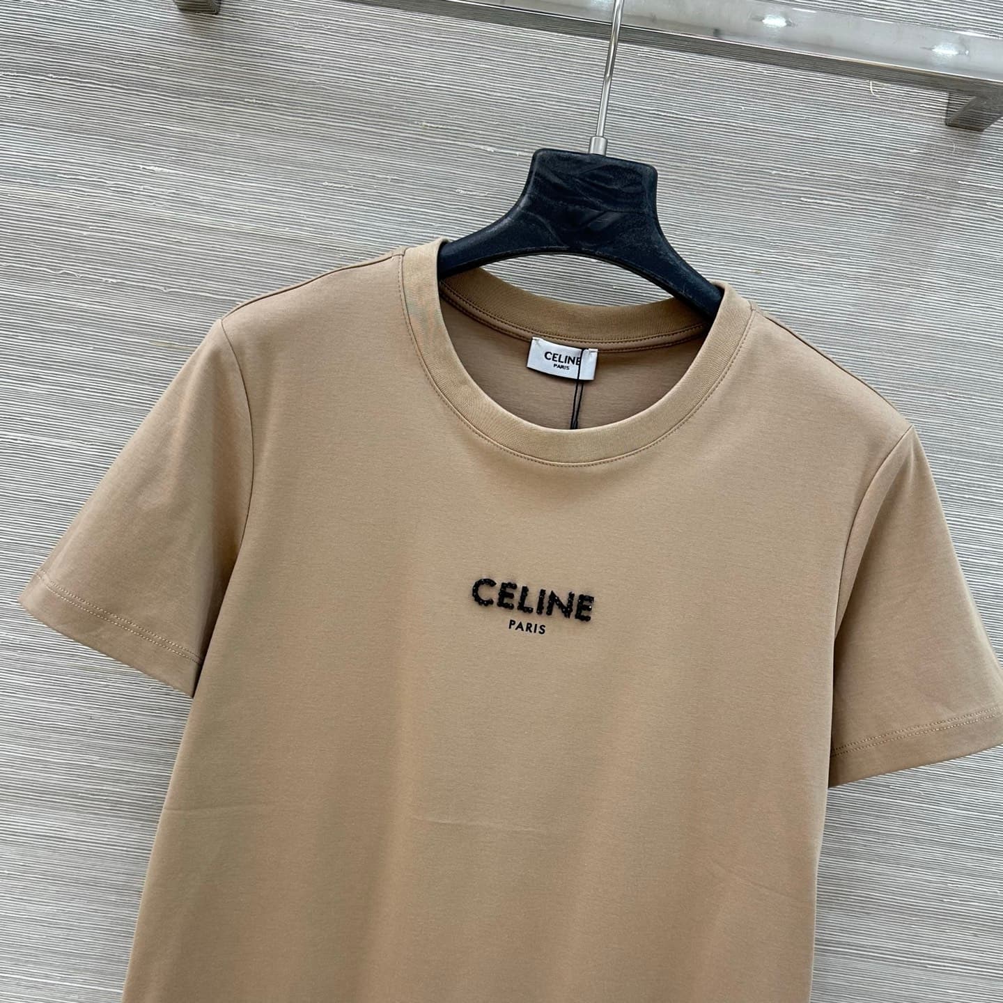 C18554 VP best-seller recommendation ❤️ High-quality original items, long-term-oriented fashion style. A classic, versatile item that works well with any outfit. Heavy-duty studded beads and logo on the short sleeves – a must-have for fashion lovers! Unlo — image 2
