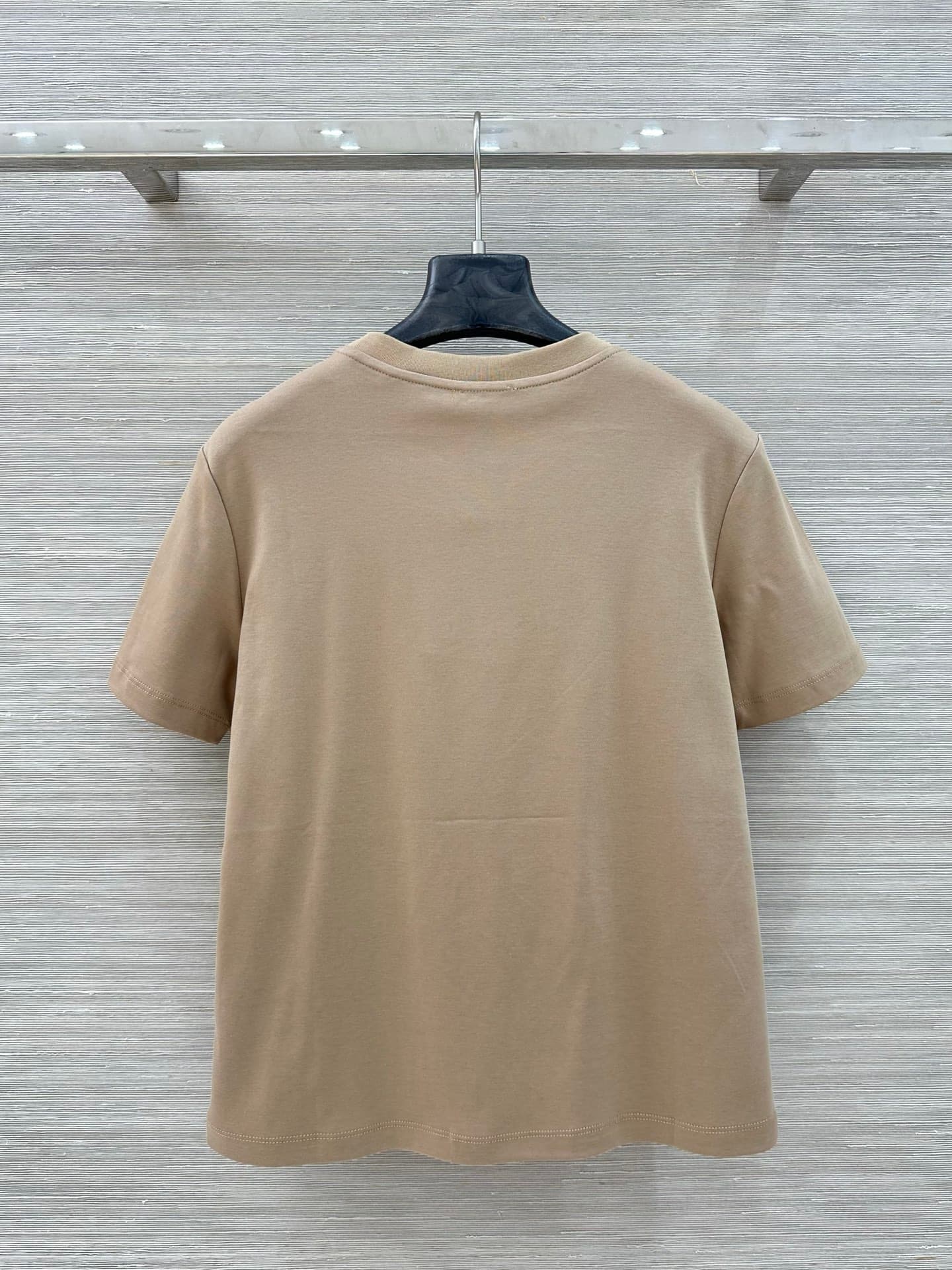 C18554 VP best-seller recommendation ❤️ High-quality original items, long-term-oriented fashion style. A classic, versatile item that works well with any outfit. Heavy-duty studded beads and logo on the short sleeves – a must-have for fashion lovers! Unlo — image 8