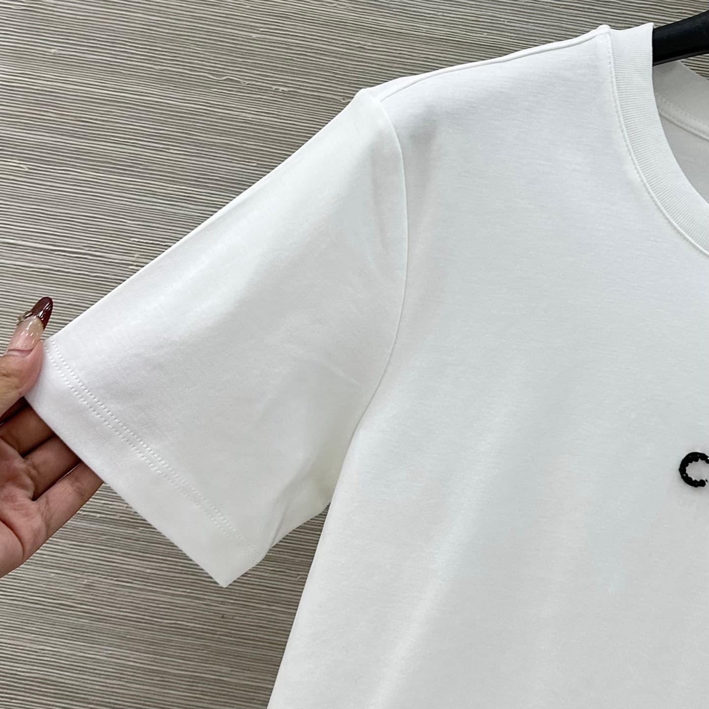 C18553 VP bestseller recommendation ❤️ High-quality original items, long-term fashion style. A classic, versatile item that works well with any outfit. A stylish tee with heavy-duty studs and logo letters, perfect for those who love fashion. Unlock all yo — image 3