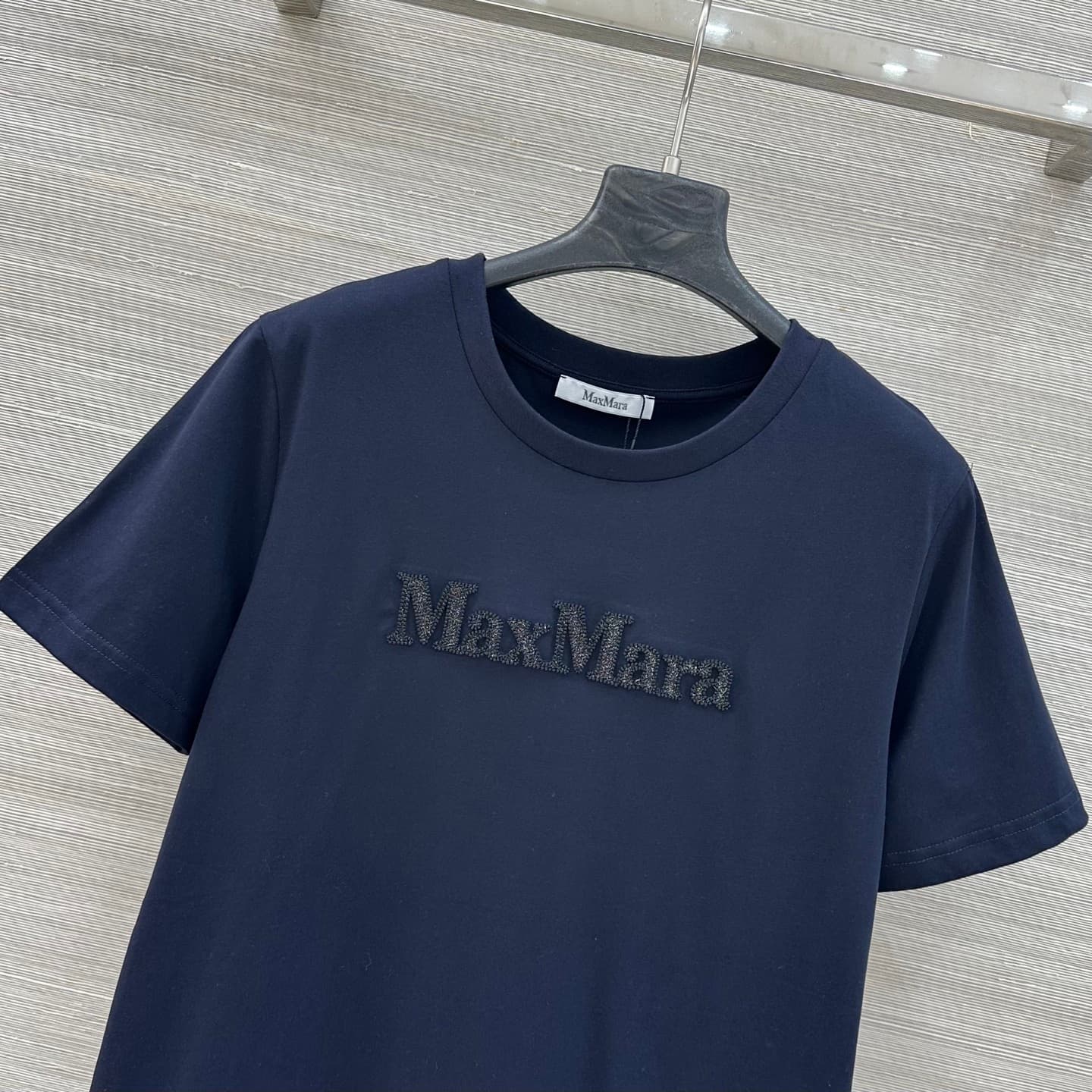 C18552 High-quality original style, exclusive release ❤️ Elegant fashion attire, 26 – new items for spring/summer. T-shirt with letter embroidery on a round-necked short-sleeved design! Made of high-count pure cotton fabric, it feels comfortable and breat — image 2