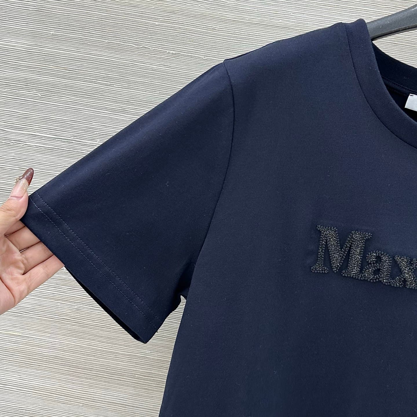 C18552 High-quality original style, exclusive release ❤️ Elegant fashion attire, 26 – new items for spring/summer. T-shirt with letter embroidery on a round-necked short-sleeved design! Made of high-count pure cotton fabric, it feels comfortable and breat — image 3