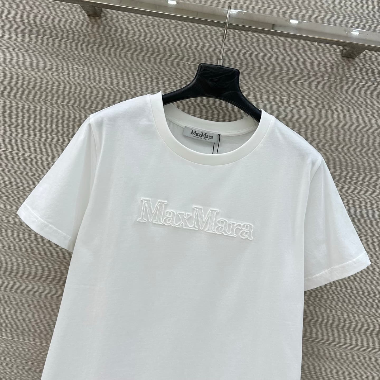 C18551 High-quality original item, exclusive release ❤️ Elegant fashion wear from Max. It’s a new style for spring/summer: a T-shirt with letter embroidery on a round neck and short sleeves! Made of high-stitch pure cotton fabric, it feels comfortable and — image 2