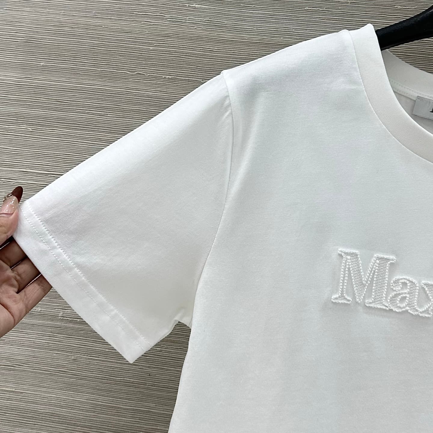 C18551 High-quality original item, exclusive release ❤️ Elegant fashion wear from Max. It’s a new style for spring/summer: a T-shirt with letter embroidery on a round neck and short sleeves! Made of high-stitch pure cotton fabric, it feels comfortable and — image 3