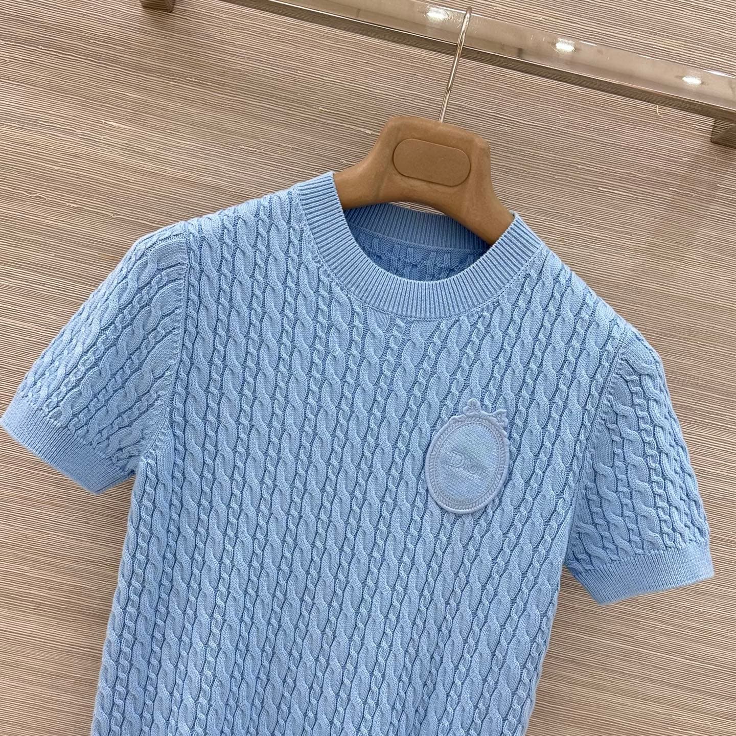 C18517 Original quality 💋 Miss D26s early spring new collection, Garden World series – Summer Blue 💙 round-neck knitted short sleeves sweater. Features intricate embroidered badges with perfect details ✨ Full of youthful charm, soft and elegant twill weav — image 2