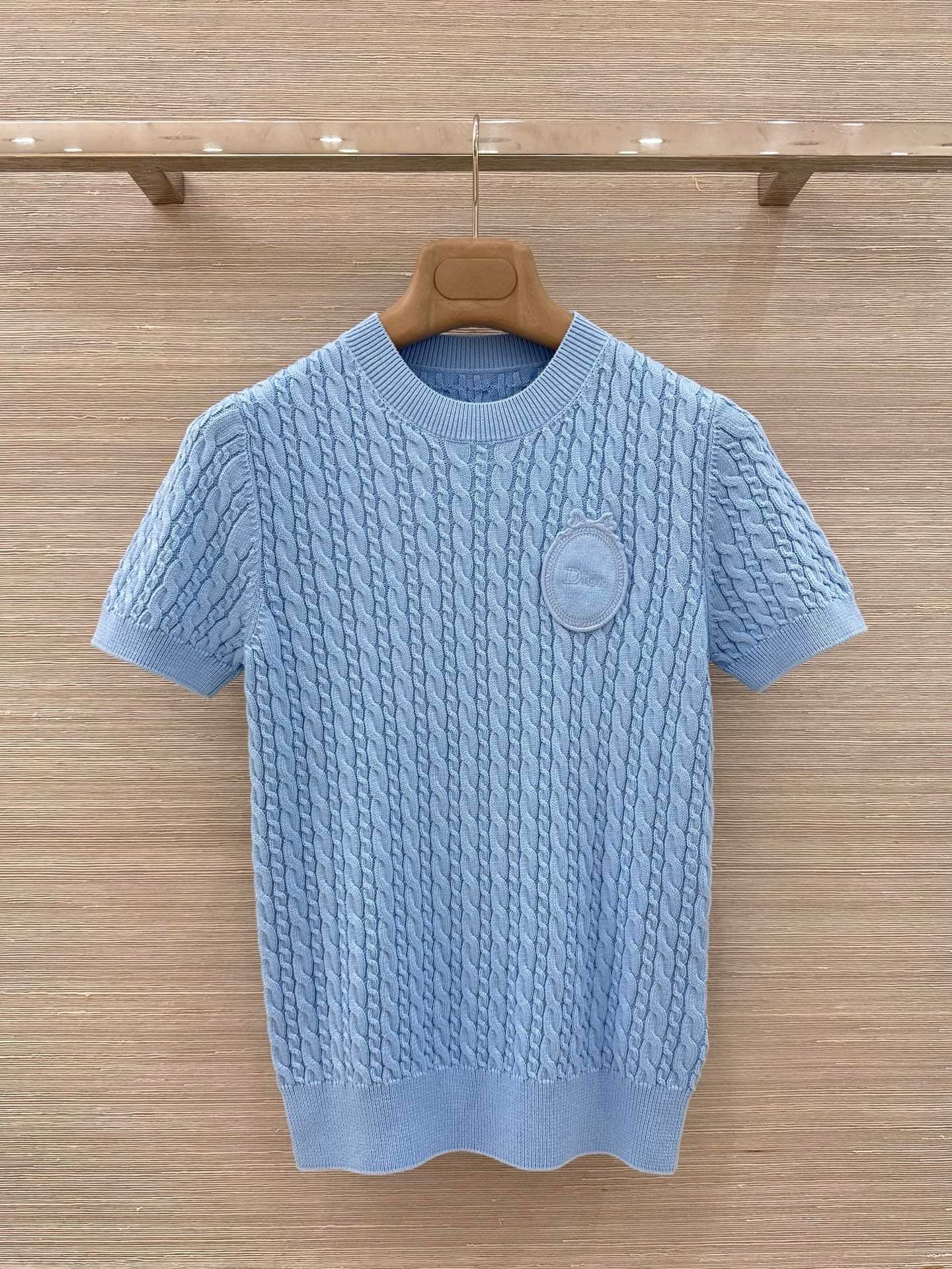 C18517 Original quality 💋 Miss D26s early spring new collection, Garden World series – Summer Blue 💙 round-neck knitted short sleeves sweater. Features intricate embroidered badges with perfect details ✨ Full of youthful charm, soft and elegant twill weav — image 1