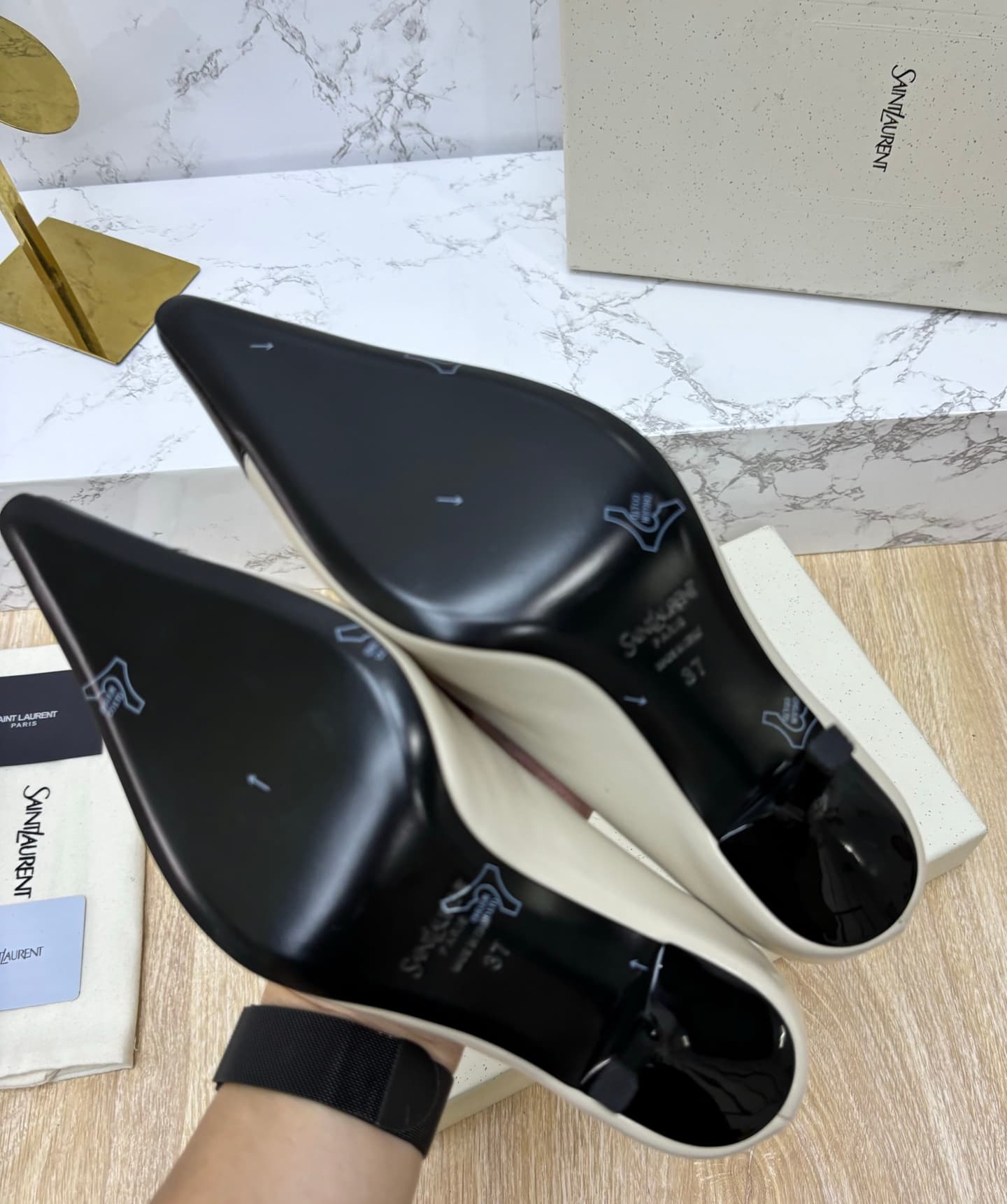 D12340 Saint Laurent fw26 – newly arrived! YSL selects high-quality leather that has been processed through multiple鞣ing processes, resulting in a soft and silky texture, like silk. Every texture is carefully crafted, ensuring a perfect fit while also giv — image 5