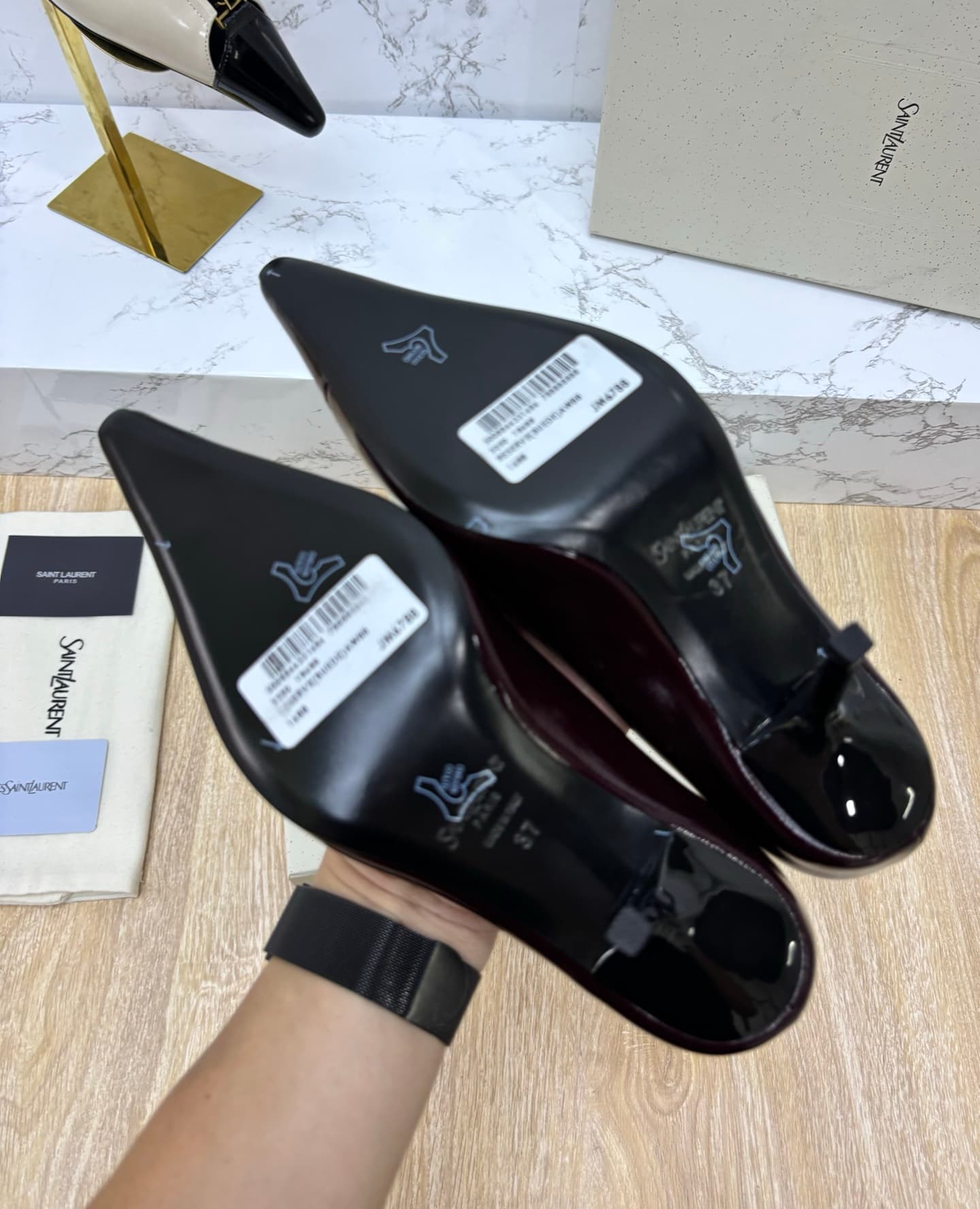 D12339 Saint Laurent fw26 – New arrival! YSL selects high-quality leather that has been processed through multiple refining processes, resulting in a soft, silky texture similar to silk. Every texture is crafted with care, ensuring a perfect fit while als — image 5