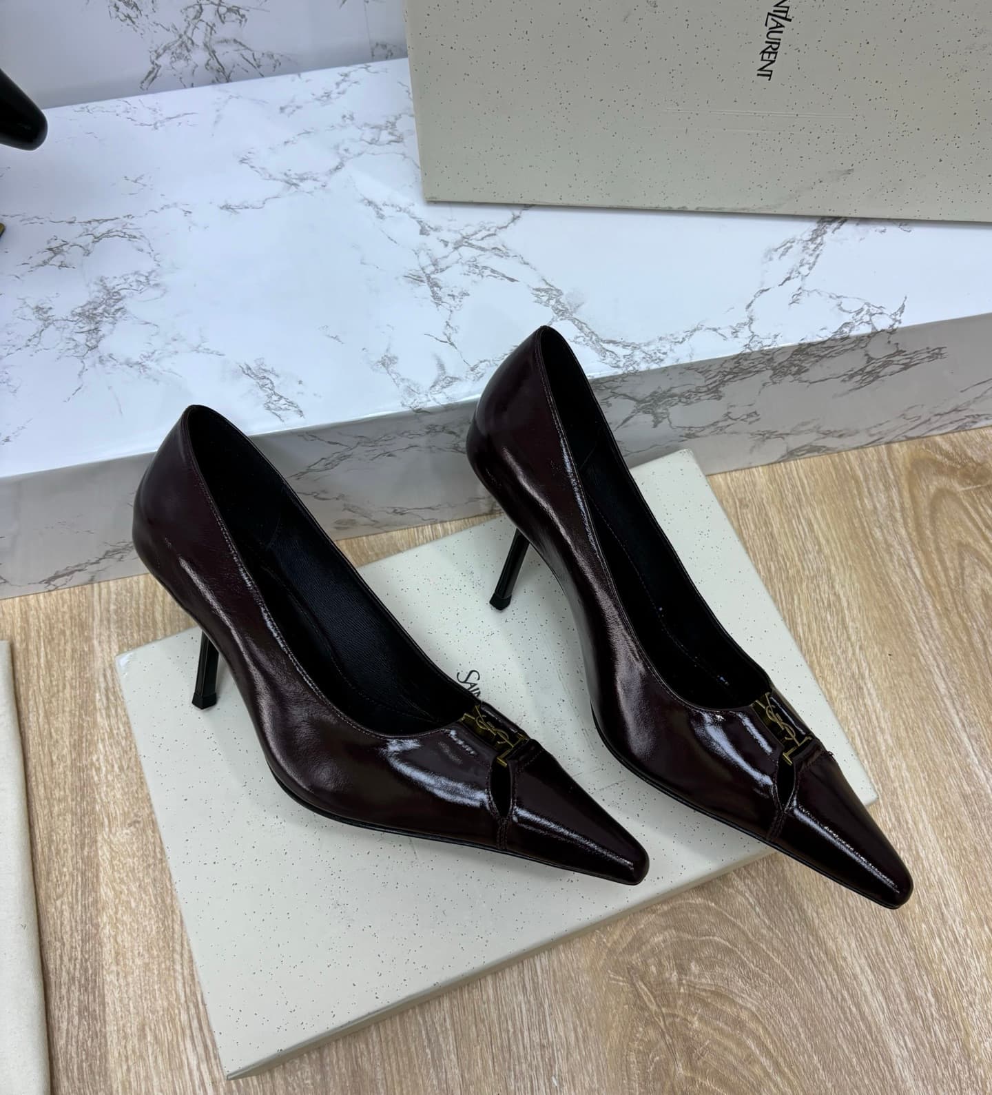D12339 Saint Laurent fw26 – New arrival! YSL selects high-quality leather that has been processed through multiple refining processes, resulting in a soft, silky texture similar to silk. Every texture is crafted with care, ensuring a perfect fit while als — image 7