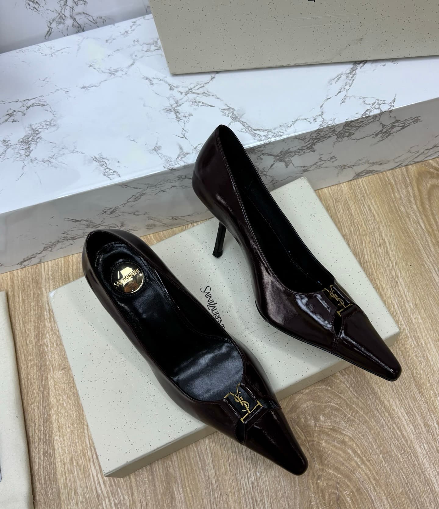 D12339 Saint Laurent fw26 – New arrival! YSL selects high-quality leather that has been processed through multiple refining processes, resulting in a soft, silky texture similar to silk. Every texture is crafted with care, ensuring a perfect fit while als — image 6